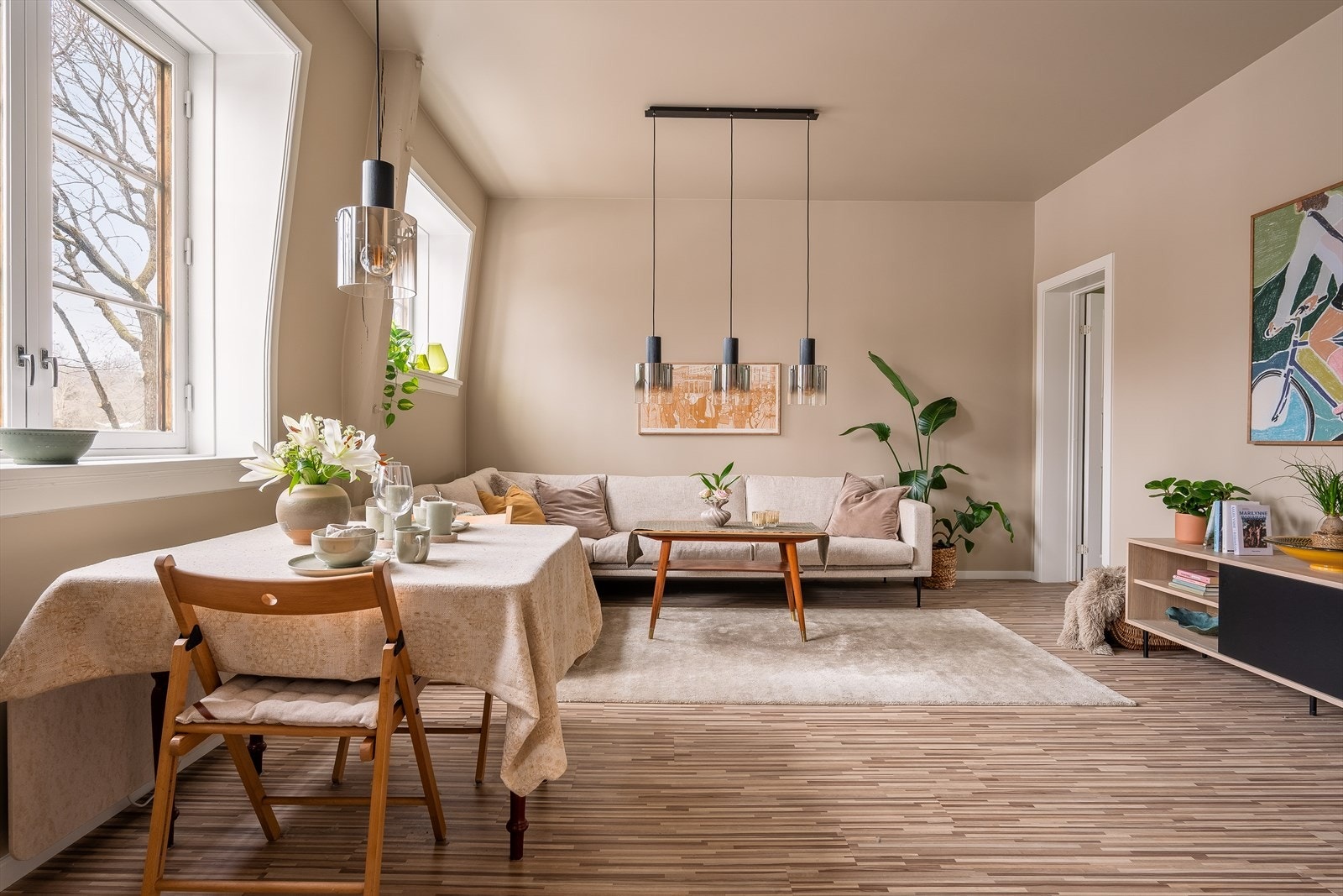 Den gode takhøyden er en av leilighetens klassiske kvaliteter og forsterker romfølelsen. Galleribilde