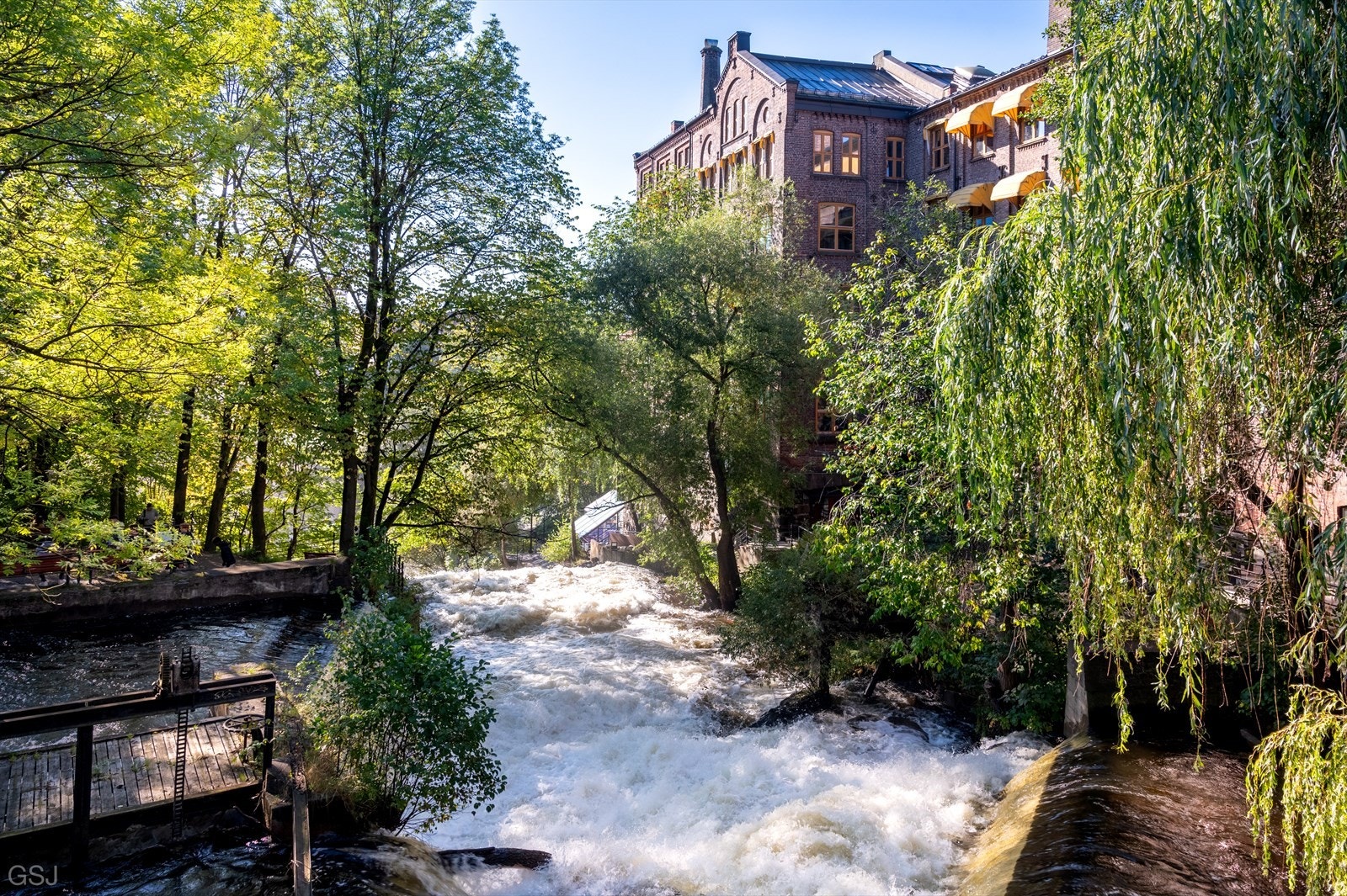 Akerselva, bydelens livsnerve, inviterer til naturskjønne gå og løpeturer. Galleribilde