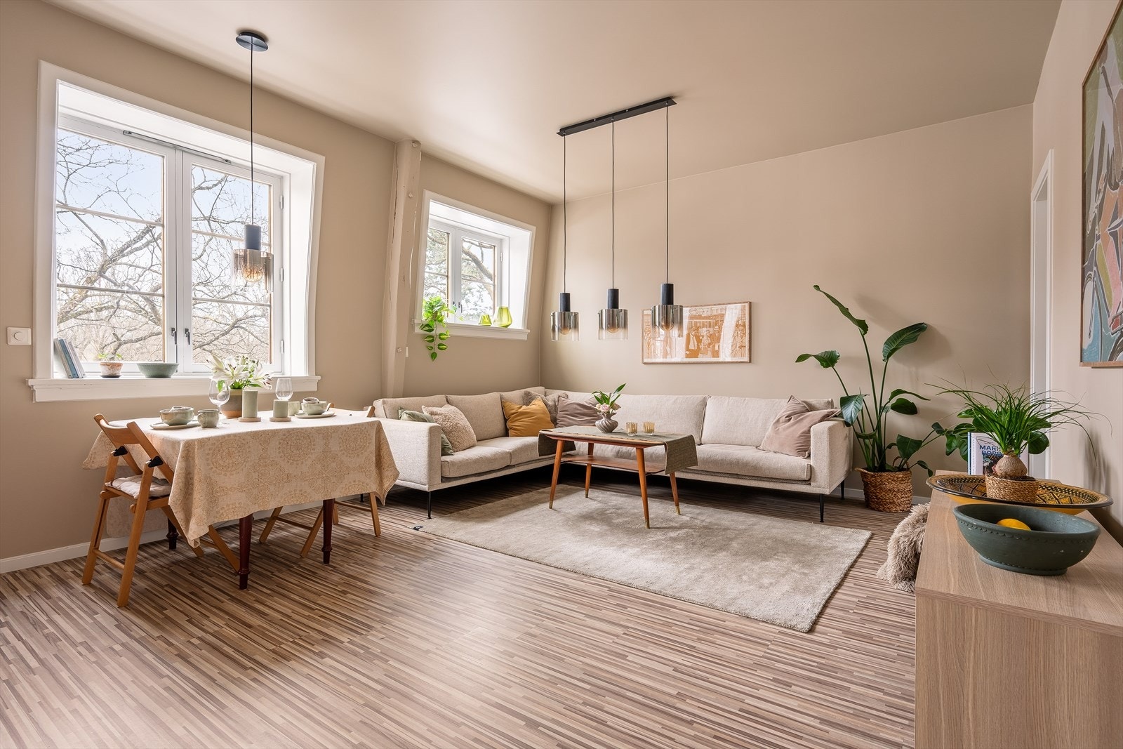 Den åpne stue og kjøkkenløsningen skaper en romslig og sosial oppholdsdel. Galleribilde