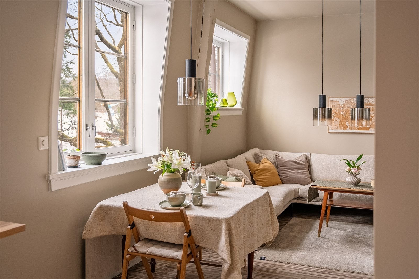 Vegger malt i en delikat beigetone tilfører varme og harmoni til rommet. Galleribilde