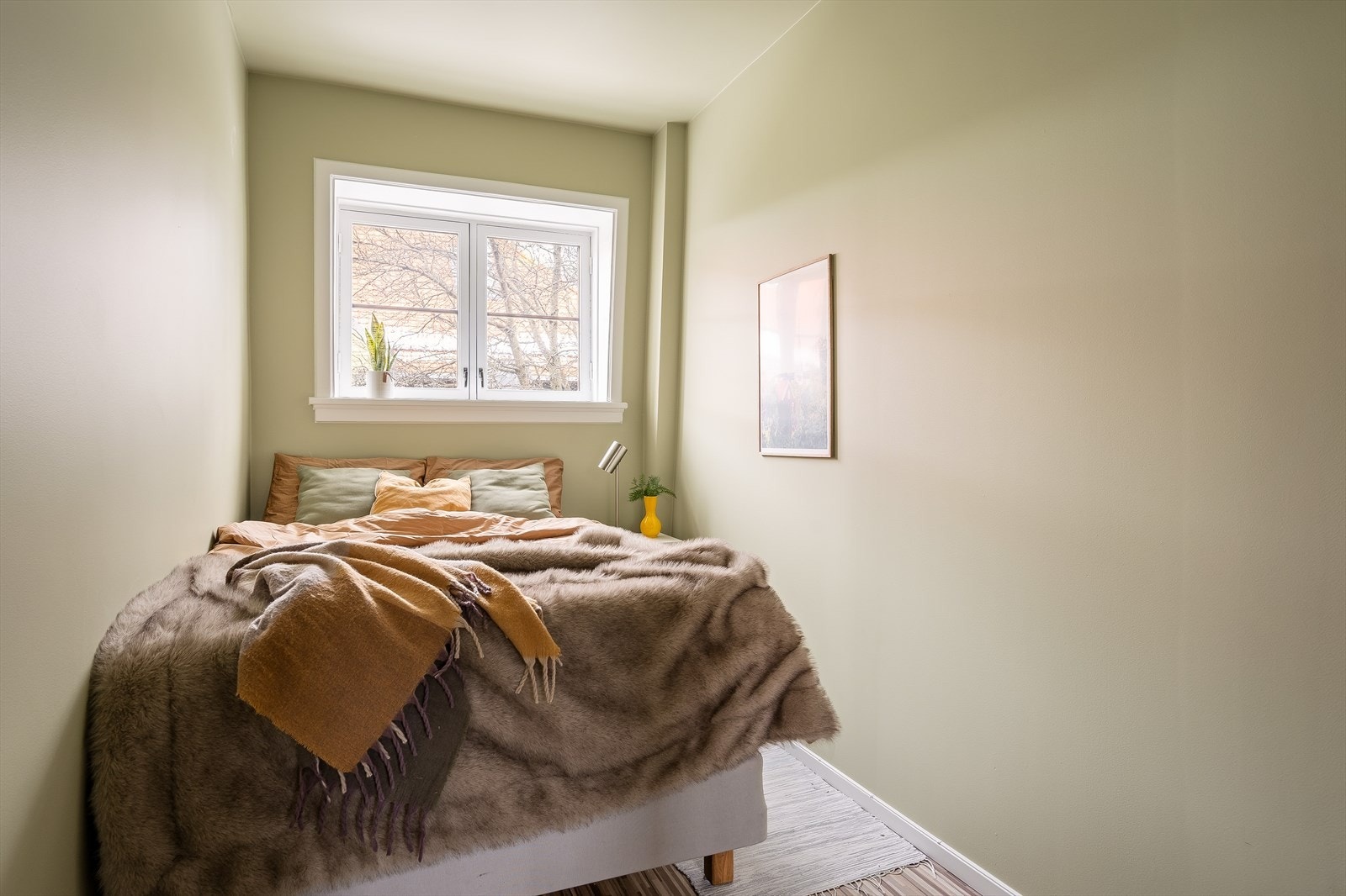 Leilighetens tre soverom skaper rom for både familieliv og fleksible løsninger som gjesterom, kontor eller utleie. Galleribilde