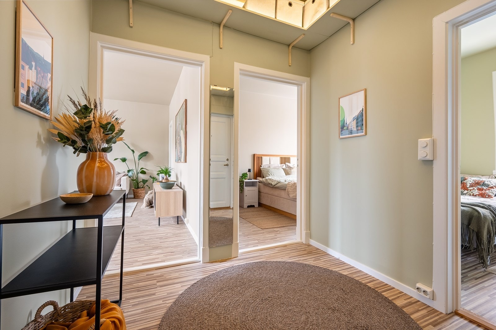 Entréen ønsker deg velkommen med god plass, praktisk oppbevaring i høyden og rom for yttertøy og sko. Galleribilde