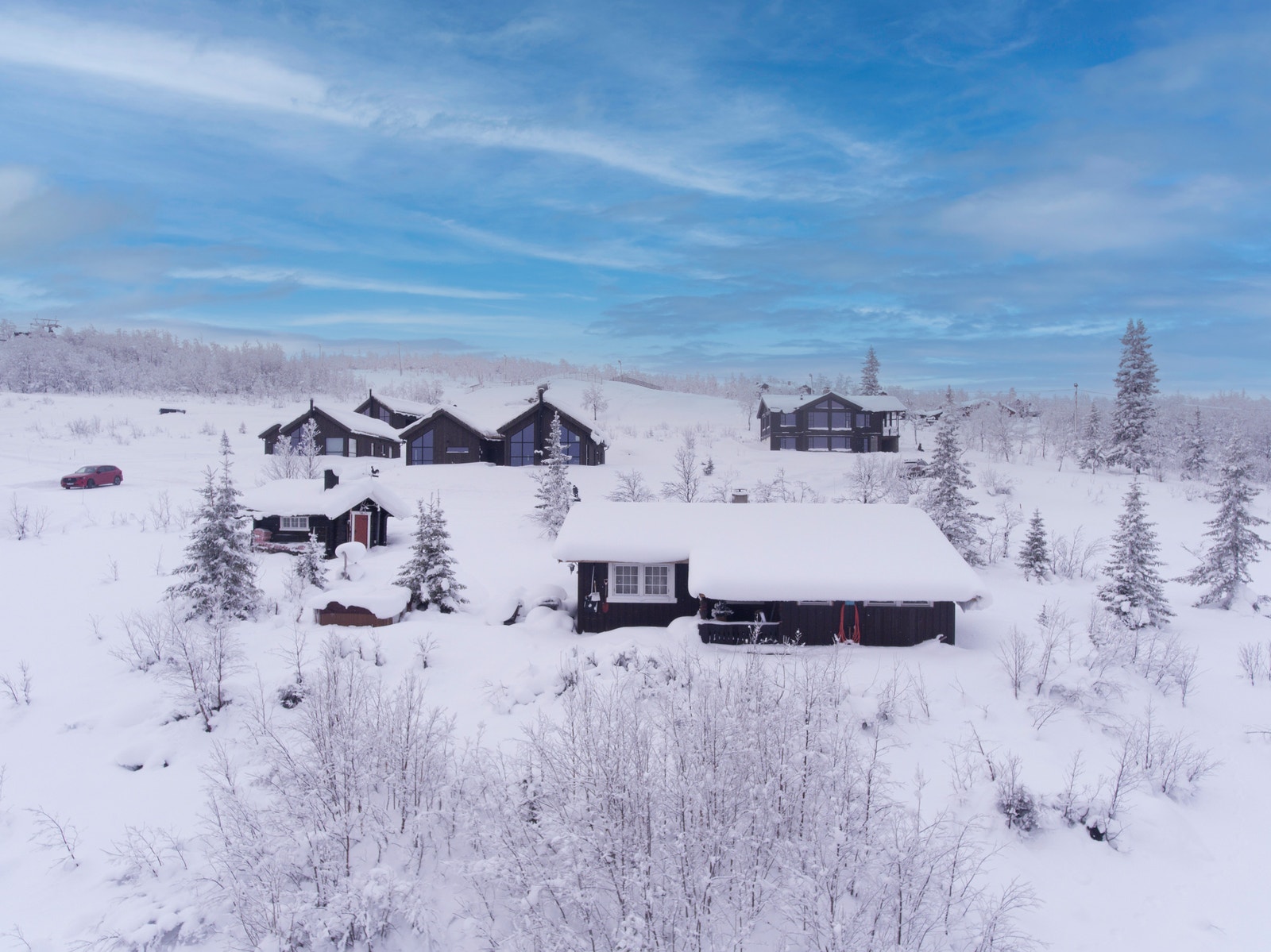Det er ingen byggeklausul knyttet til tomtene. Dvs. du velger selv hytteleverandør Galleribilde