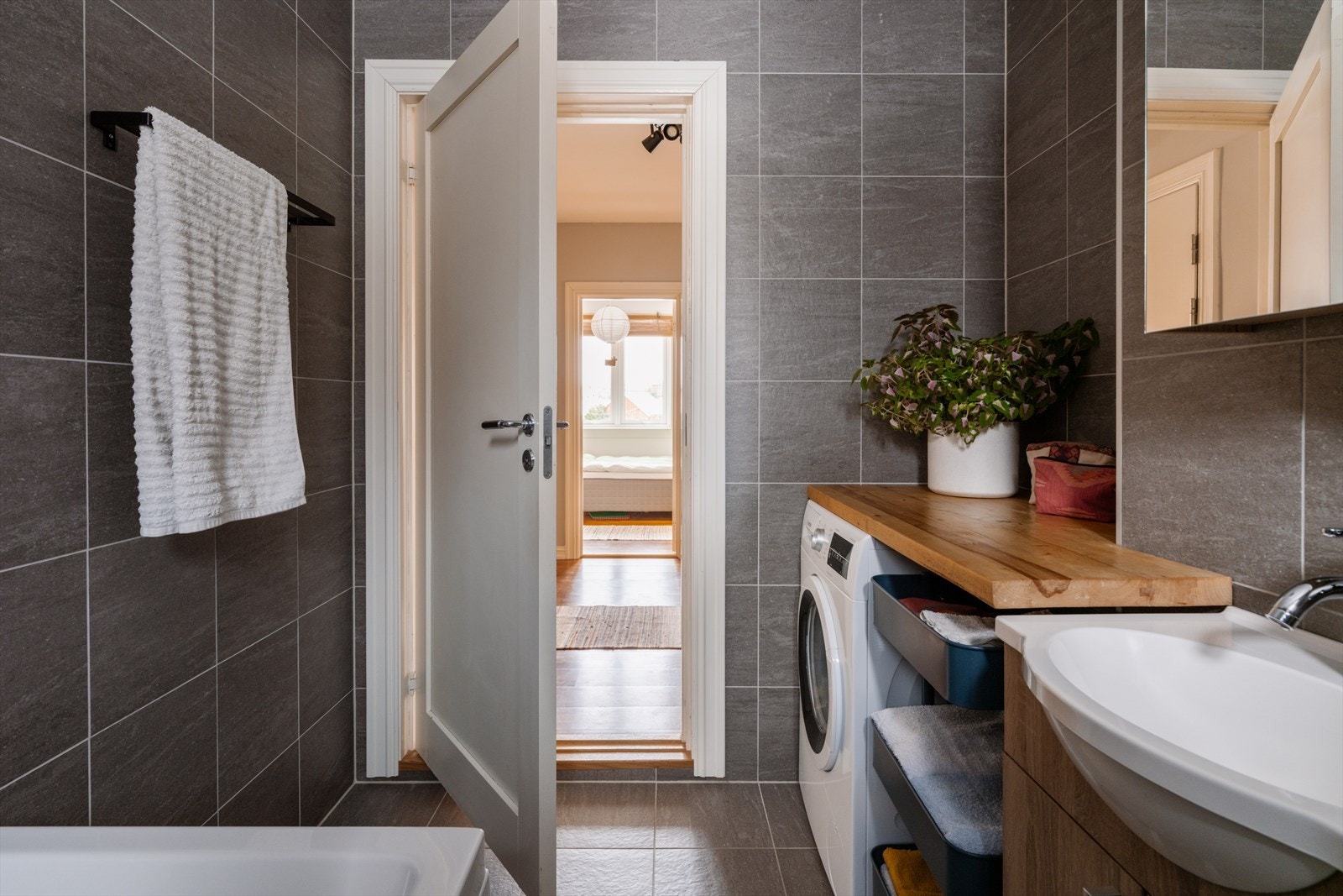 Badet har opplegg for vaskemaskin, noe som forenkler logistikken i hverdagen. Galleribilde