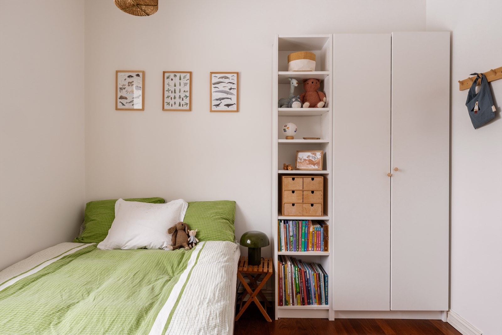 Her er det plass til både garderobeskap og smarte, åpne hyllesystemer. Galleribilde