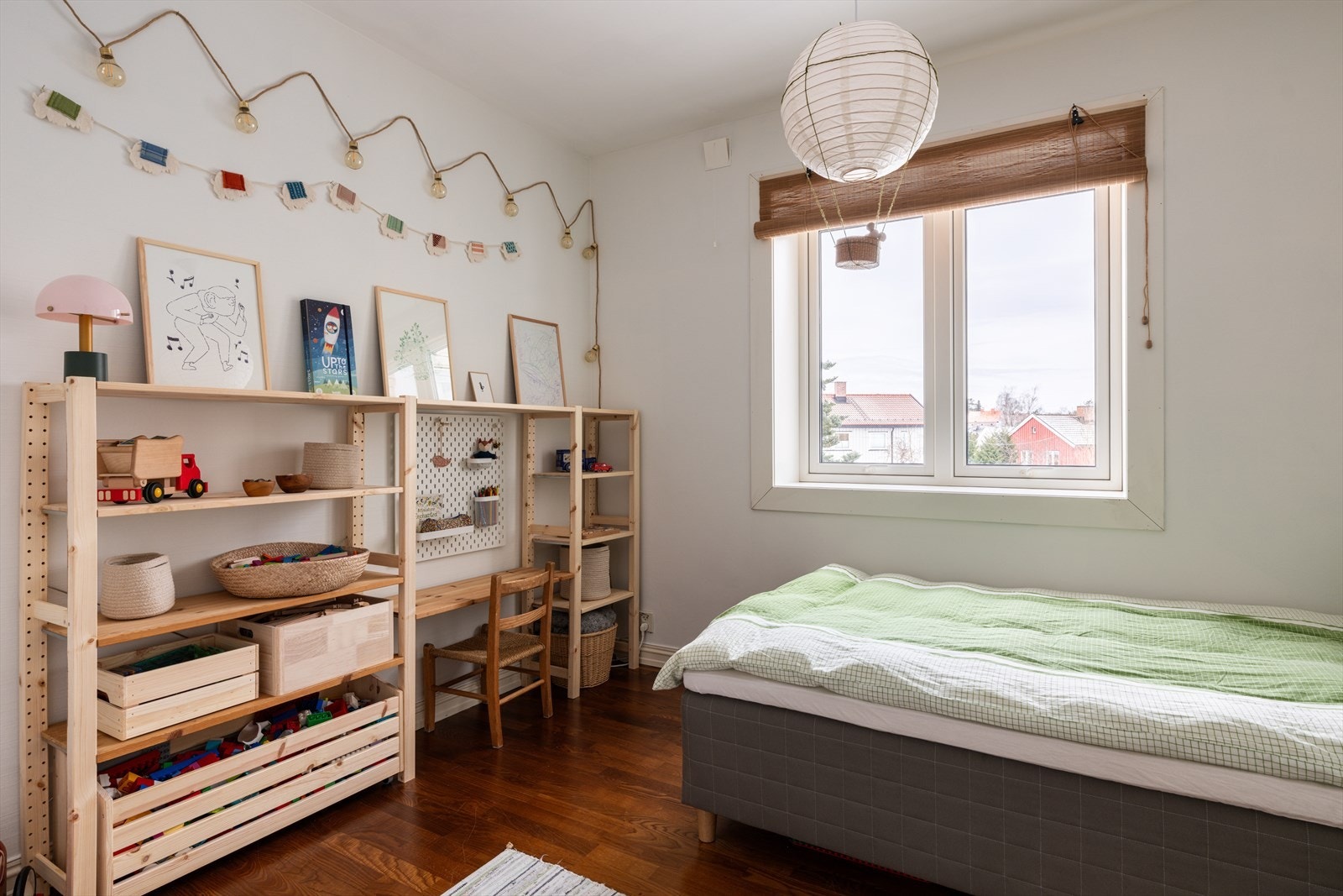 Rommet er lyst og lett å innrede, med parkett på gulvet. Galleribilde