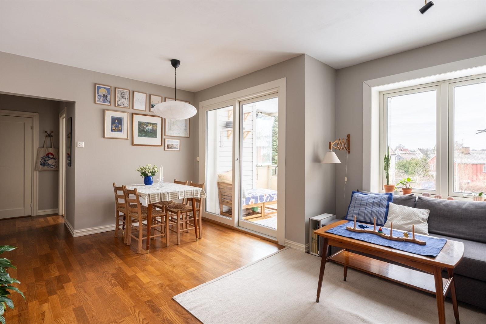 Anya Martinsen v. Emera Eiendomsmegling ønsker velkommen til Enoks vei 11. Foto: Joakim Karlsen Galleribilde