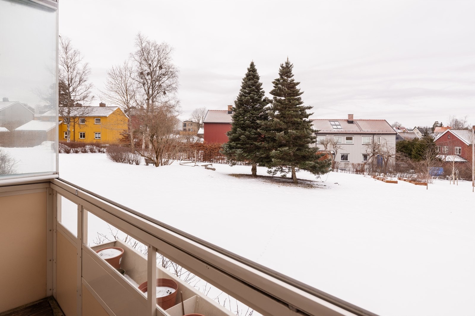 Fra balkongen er det utsikt over et rolig og veletablert nabolag og hage-parsell. Galleribilde