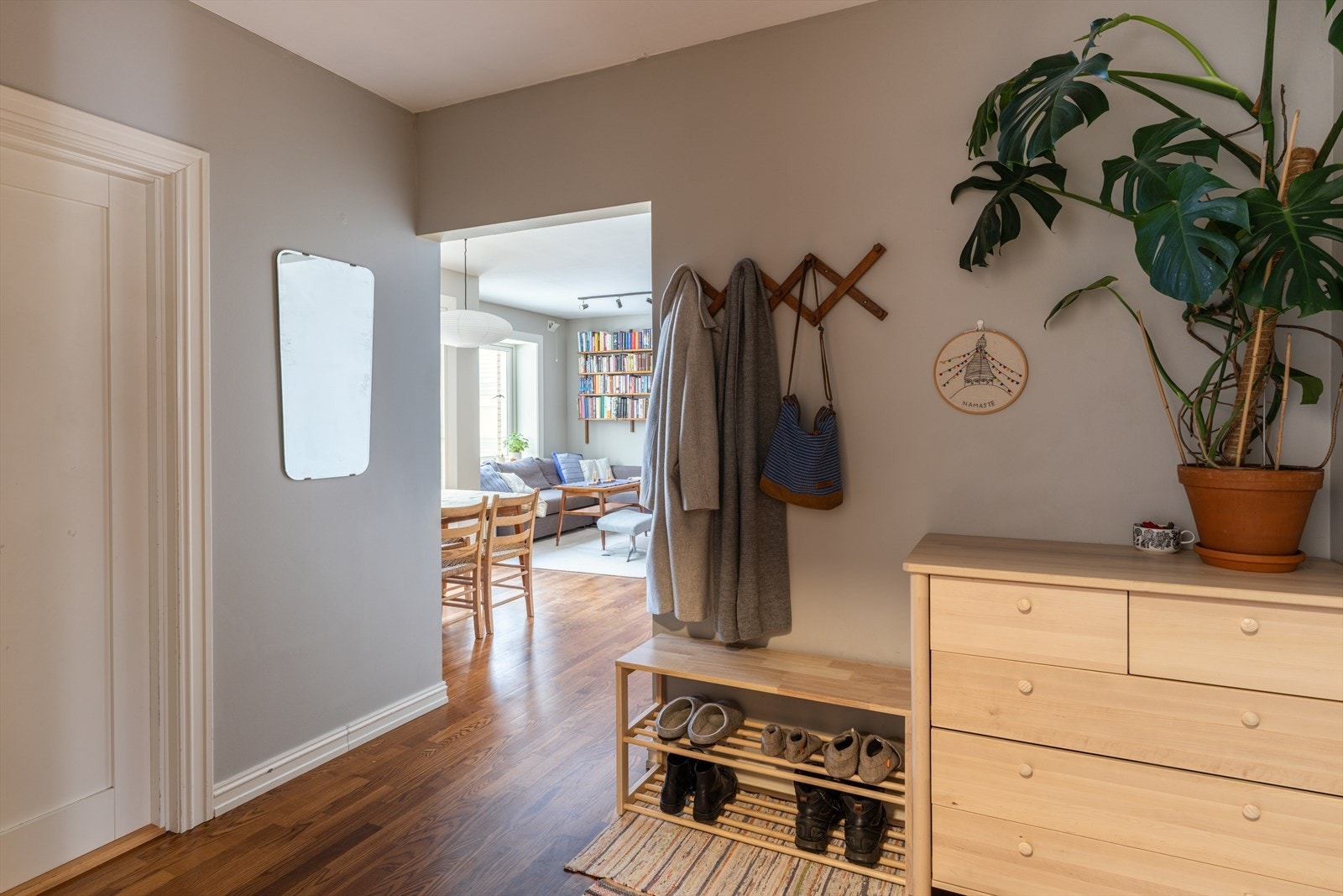 Gangen har plass til oppbevaringsmøbler og binder rommene i leiligheten sammen. Galleribilde