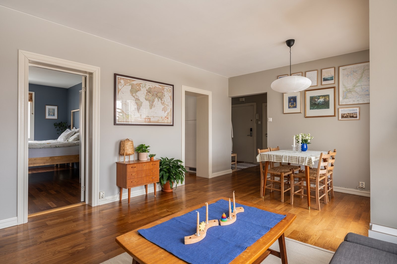 Leiligheten har en god rominndeling som skiller soveavdelingen fra oppholdsrommene. Galleribilde