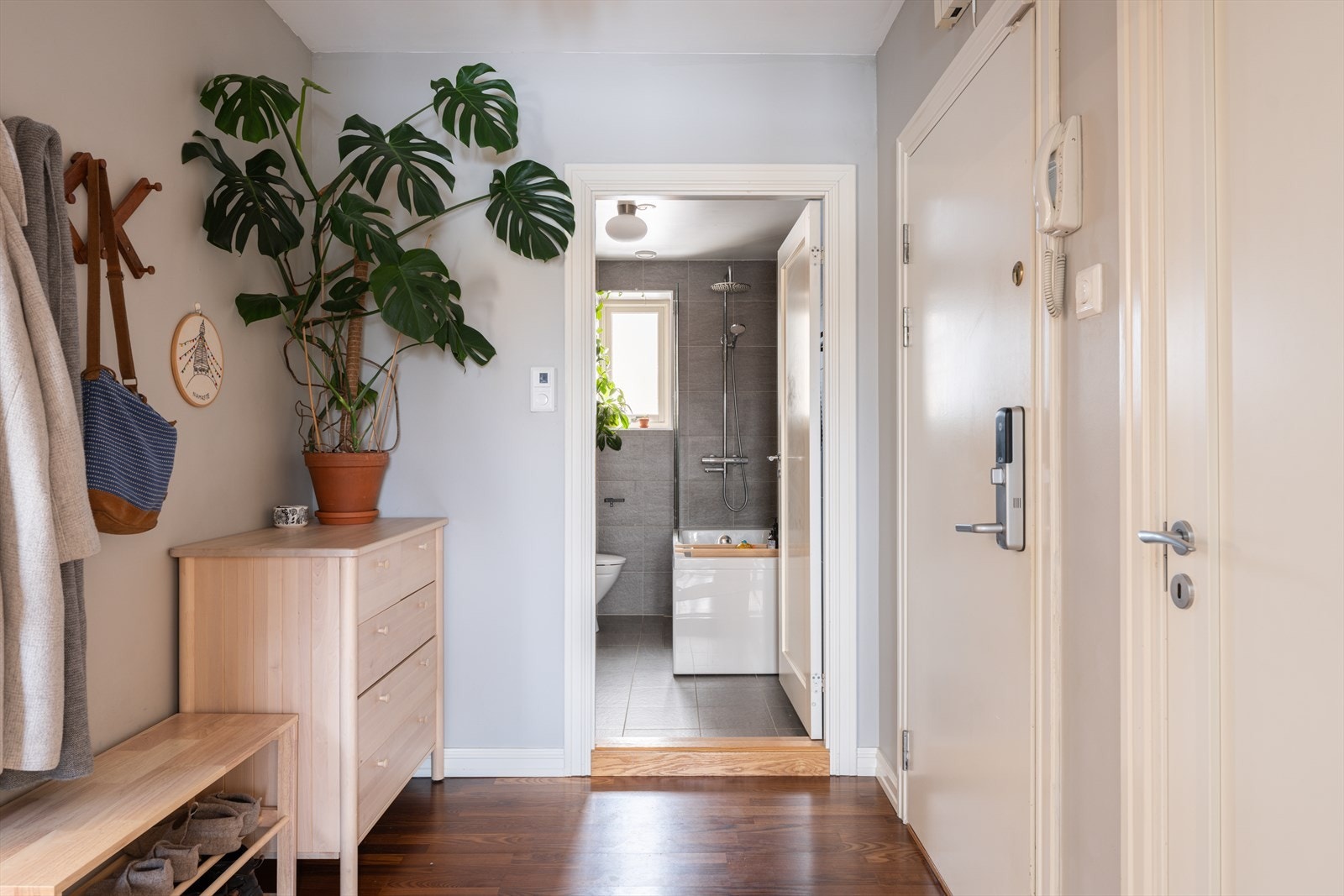 Fra entréen er det adkomst til badet og videre inn til leilighetens sosiale soner. Galleribilde