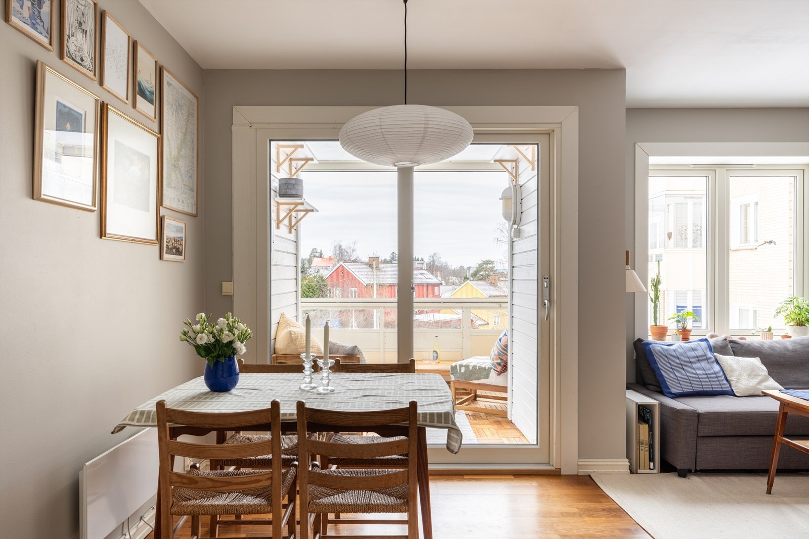 Heve-skyvedøren i tre med trelags glass fra 2018 gir en sømløs overgang til balkongen. Galleribilde