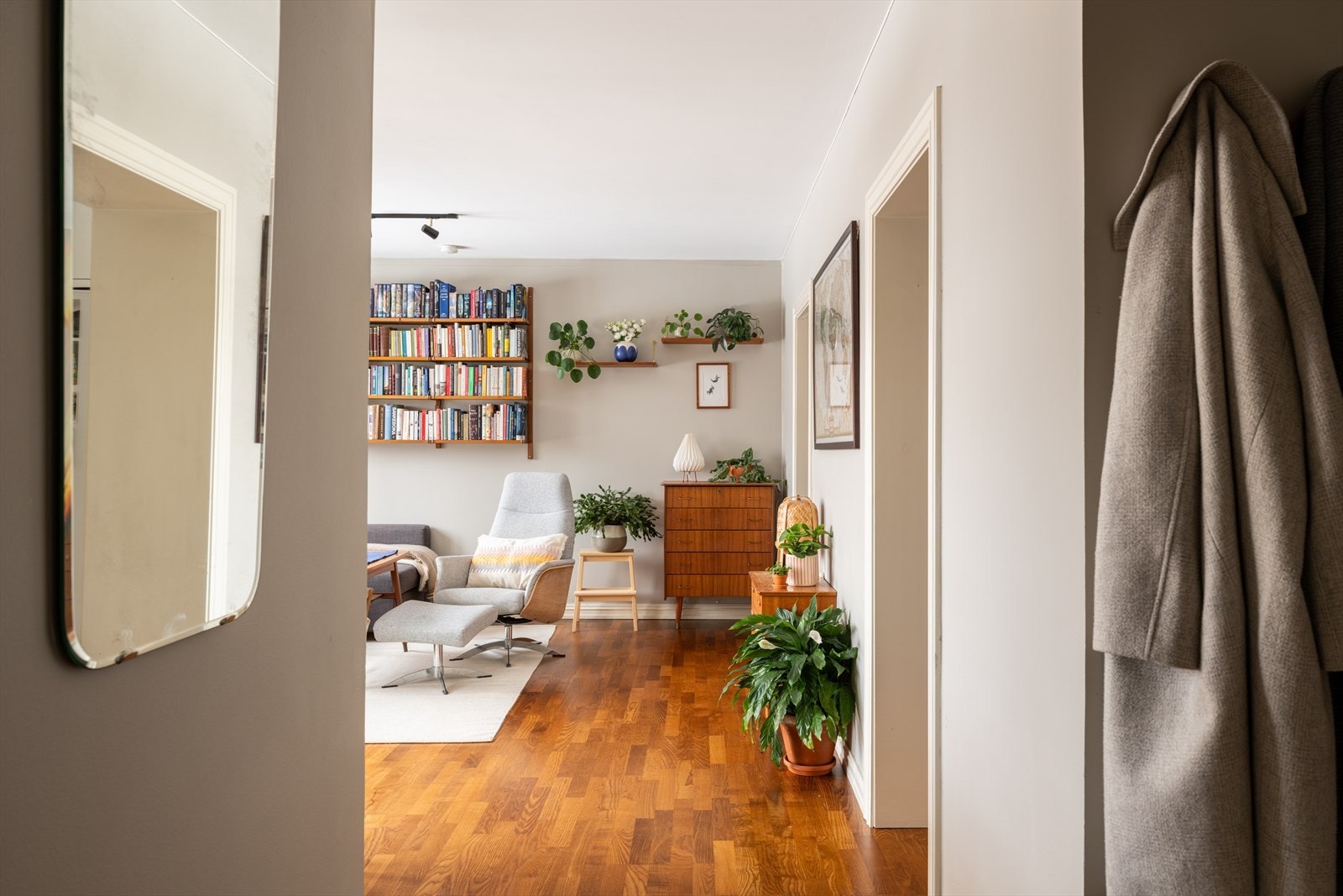 De åpne overgangene mellom gang og stue gir en god flyt i boligen. Galleribilde