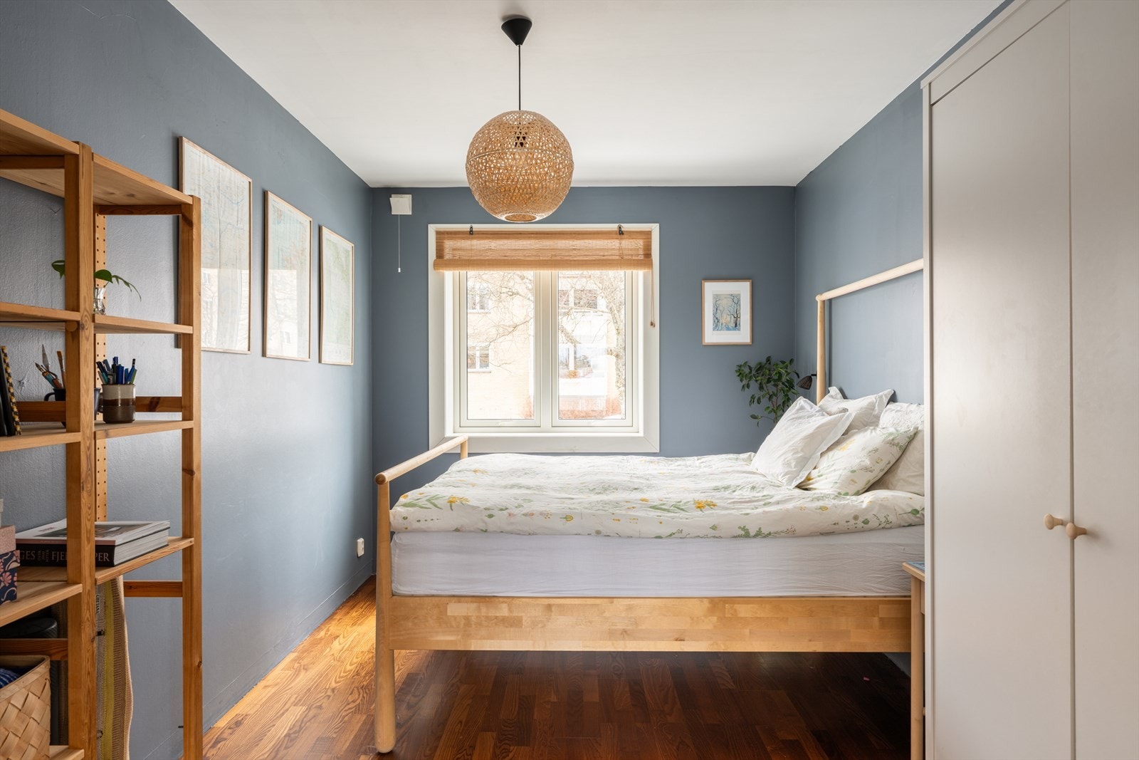 Hovedsoverommet er romslig og har god plass til dobbeltseng og garderobeløsninger. Galleribilde