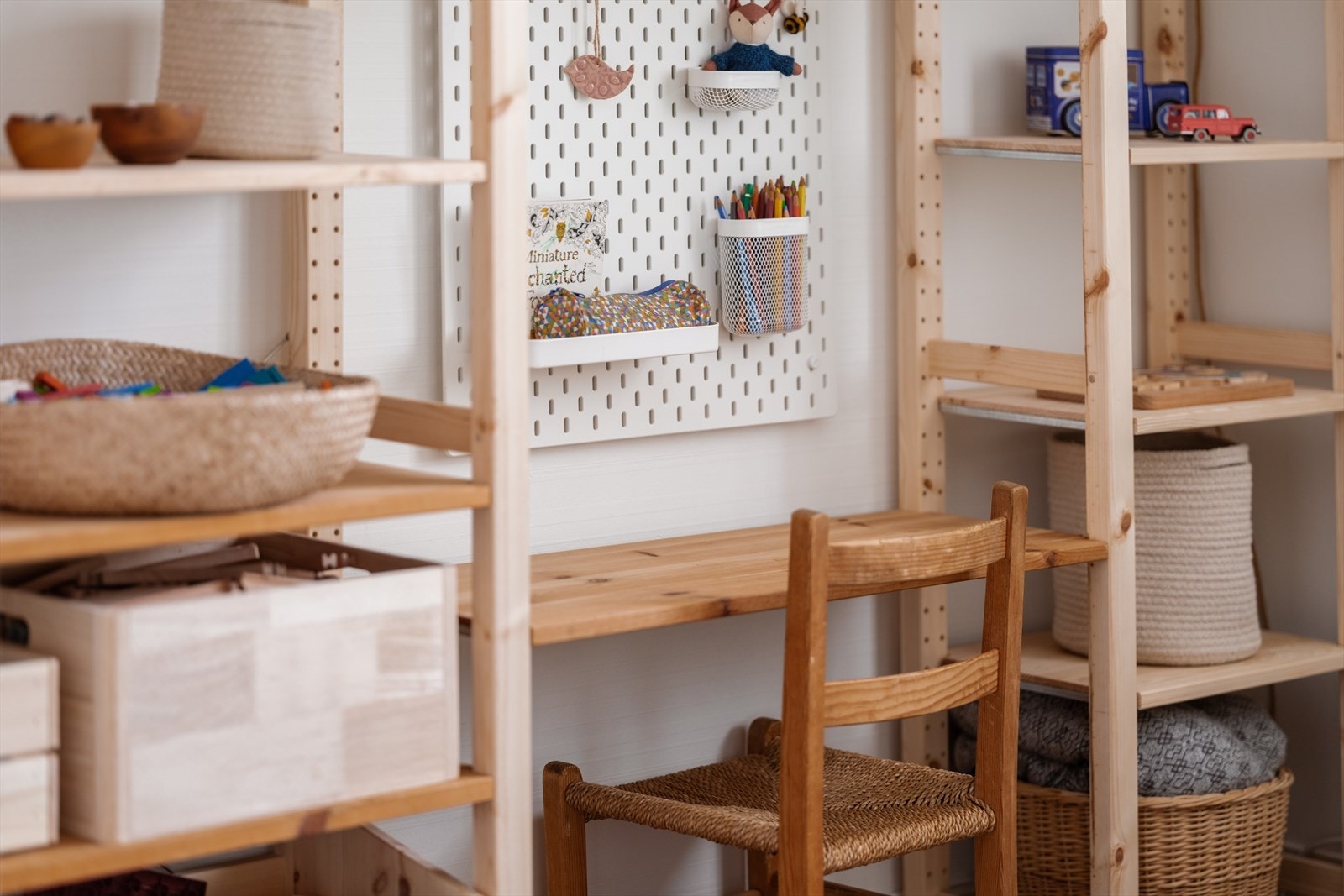 En smart krok i rommet gir mulighet for en egen arbeids- eller leksepult. Galleribilde