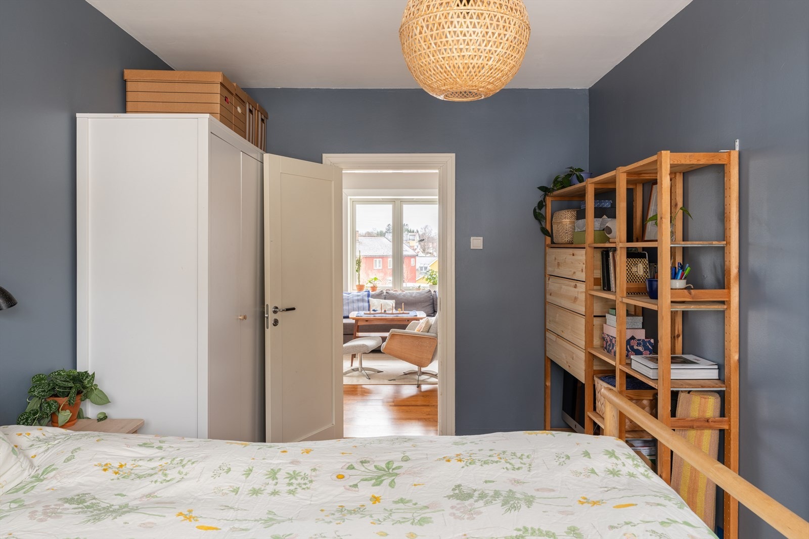 Det er rikelig med plass for oppbevaring i garderobeskap eller hyllesystemer. Galleribilde