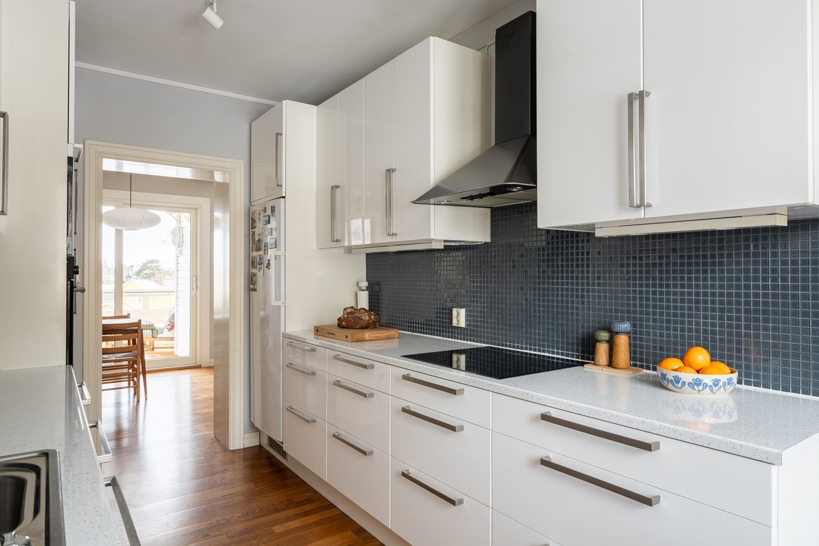 Laminatbenkeplaten er slitesterk, og det er fliser mellom benk og overskap. Galleribilde