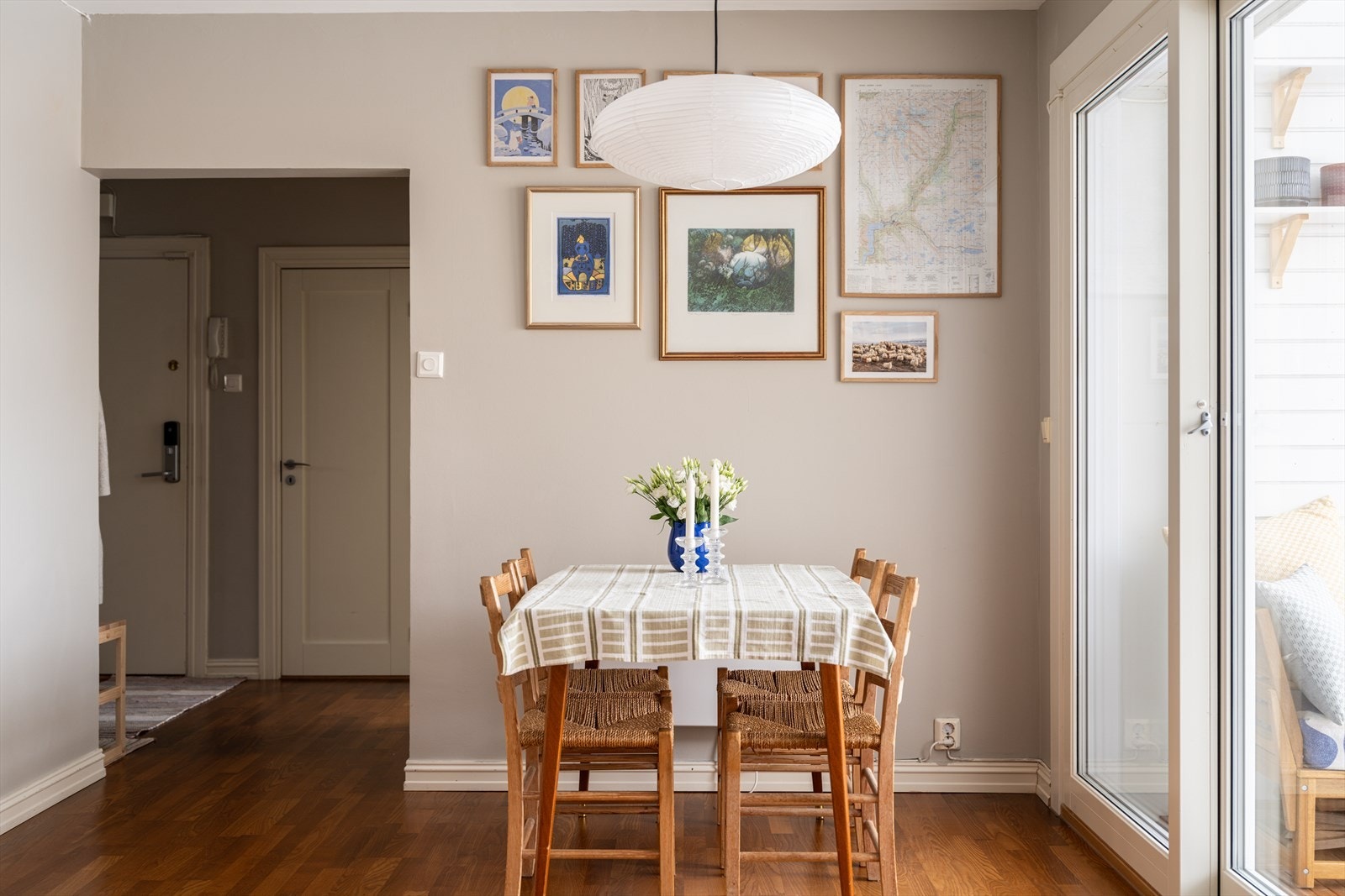 Det er god plass til en spiseplass i tilknytning til både stue og balkong. Galleribilde