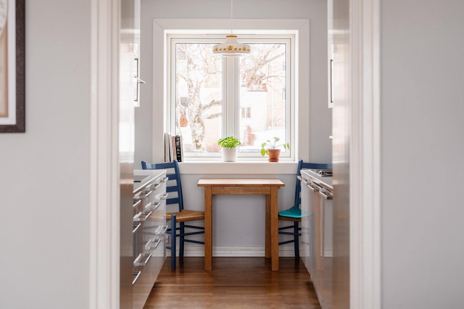 Varmtvannsberederen på 120 liter fra Oso er skjult i kjøkkenbenken. Galleribilde