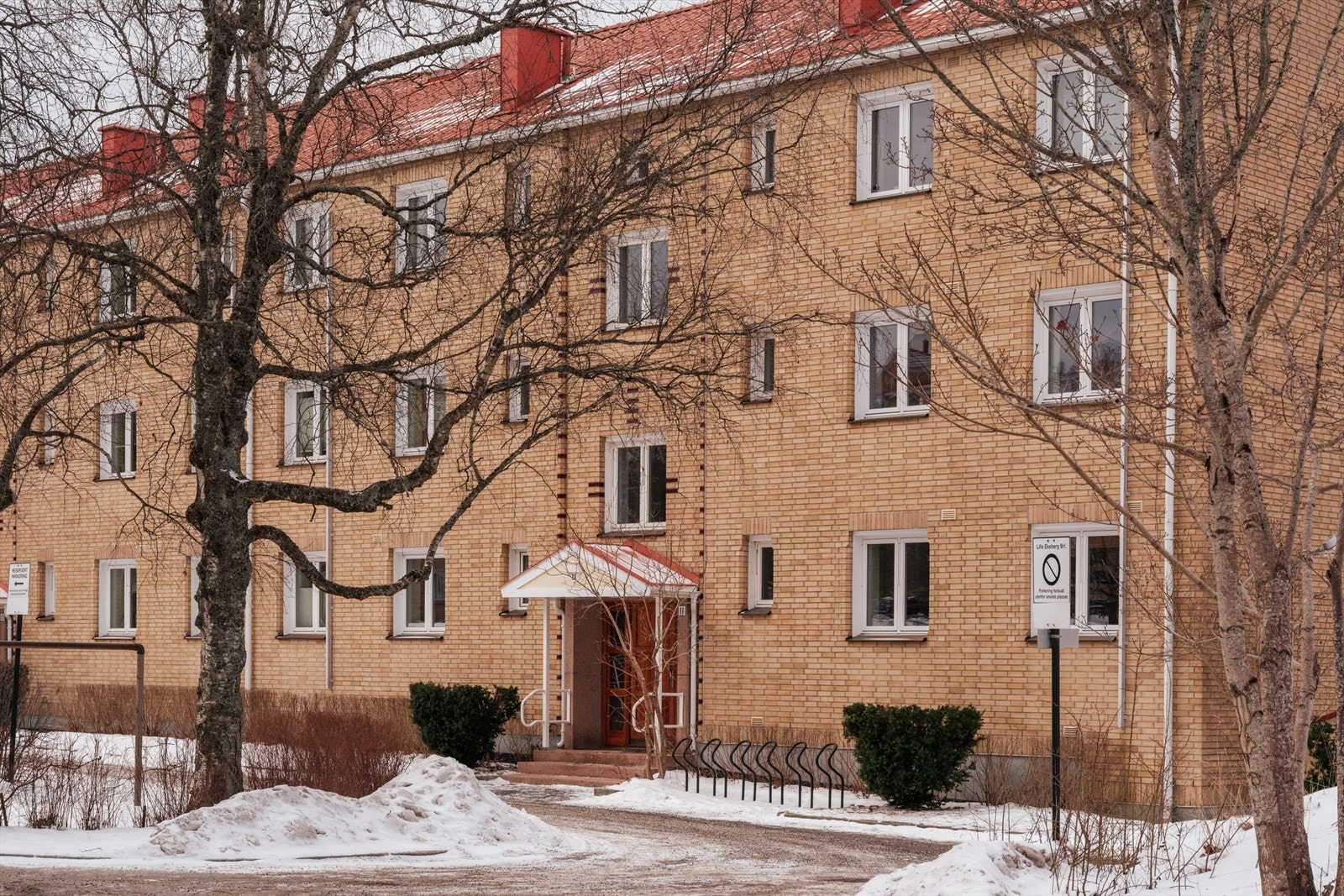 Bygningen er en lavblokk fra 1950 som er utvendig etterisolert og forblendet med teglstein. Galleribilde