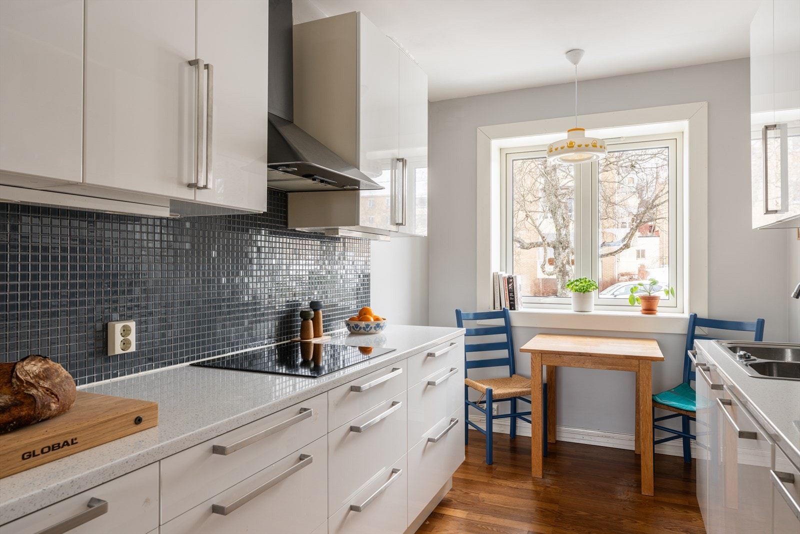 Kjøkkenet er godt utnyttet med rikelig med benke- og skapplass. Galleribilde