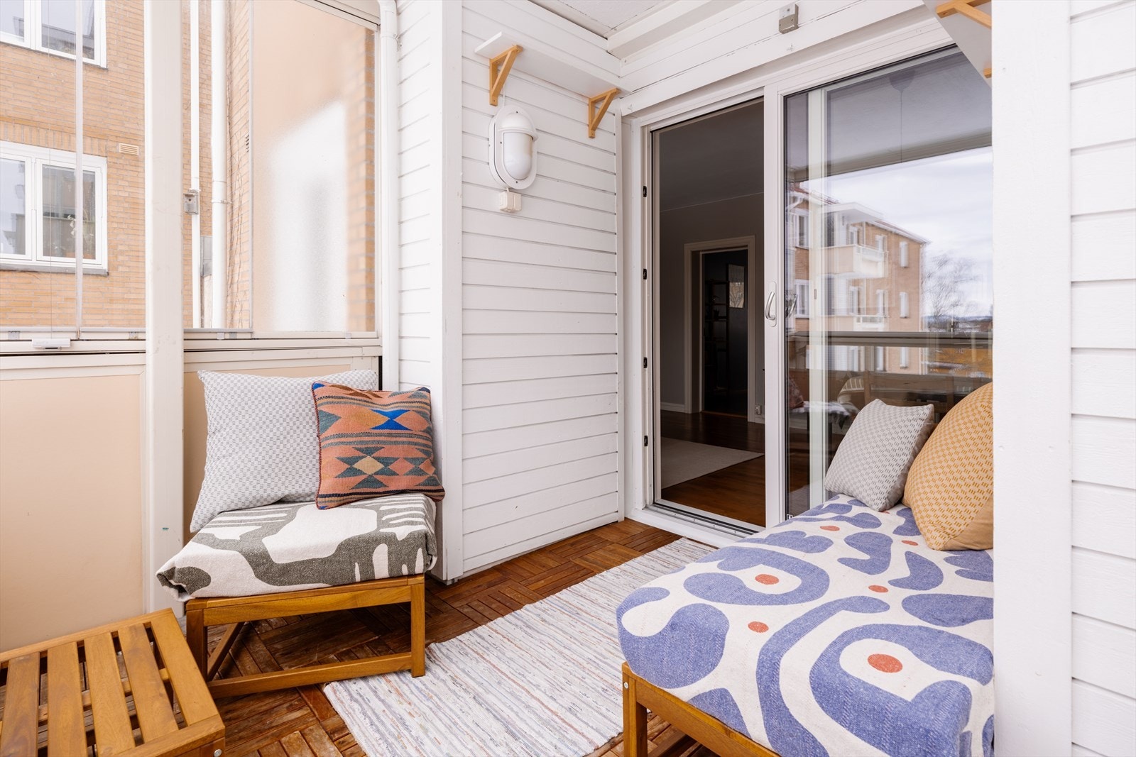 De fleksible glasspanelene kan skyves helt til siden for å slippe sommerluften inn. Galleribilde