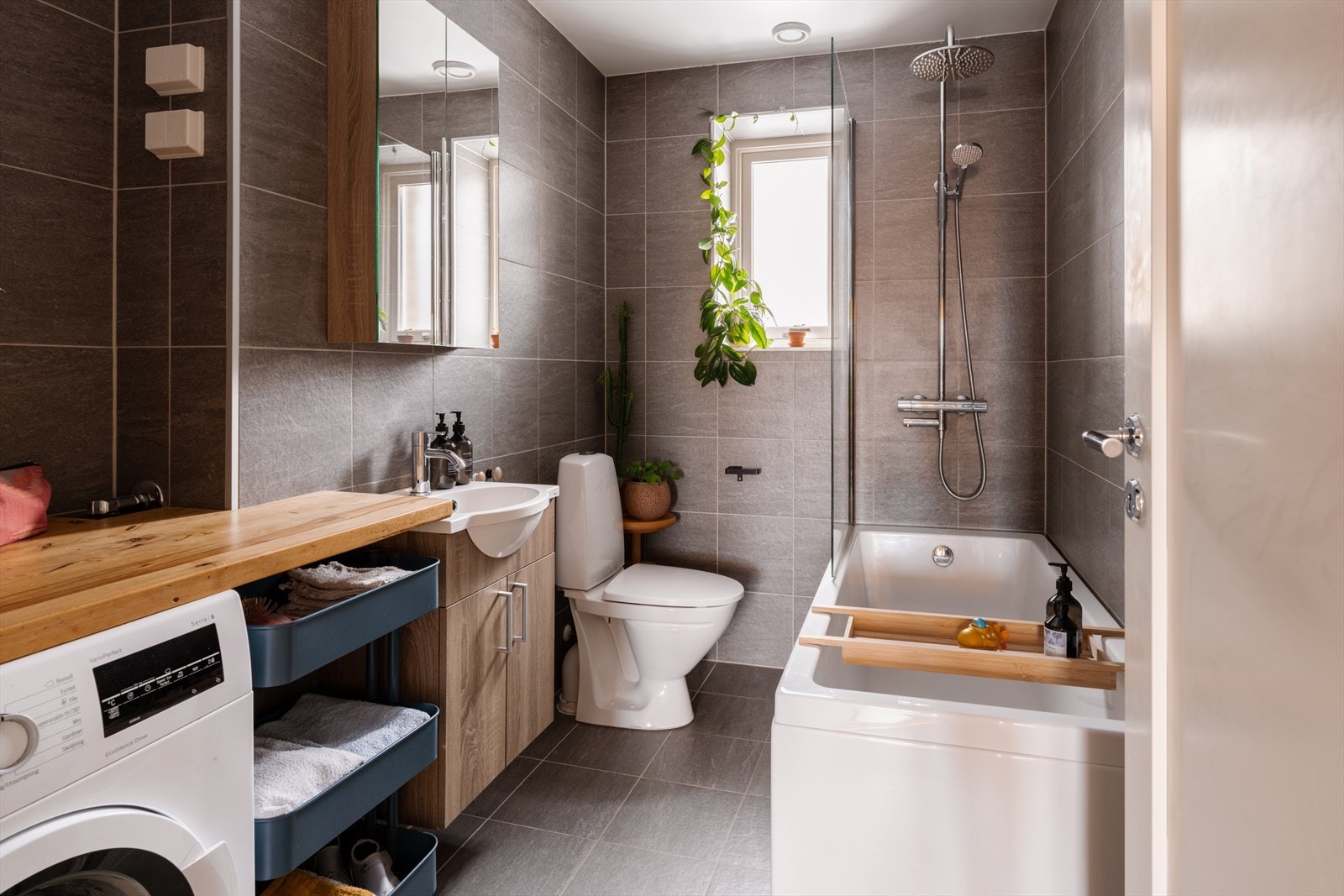 Badet ble oppgradert i 2022 med nye fliser og moderne innredning. Galleribilde