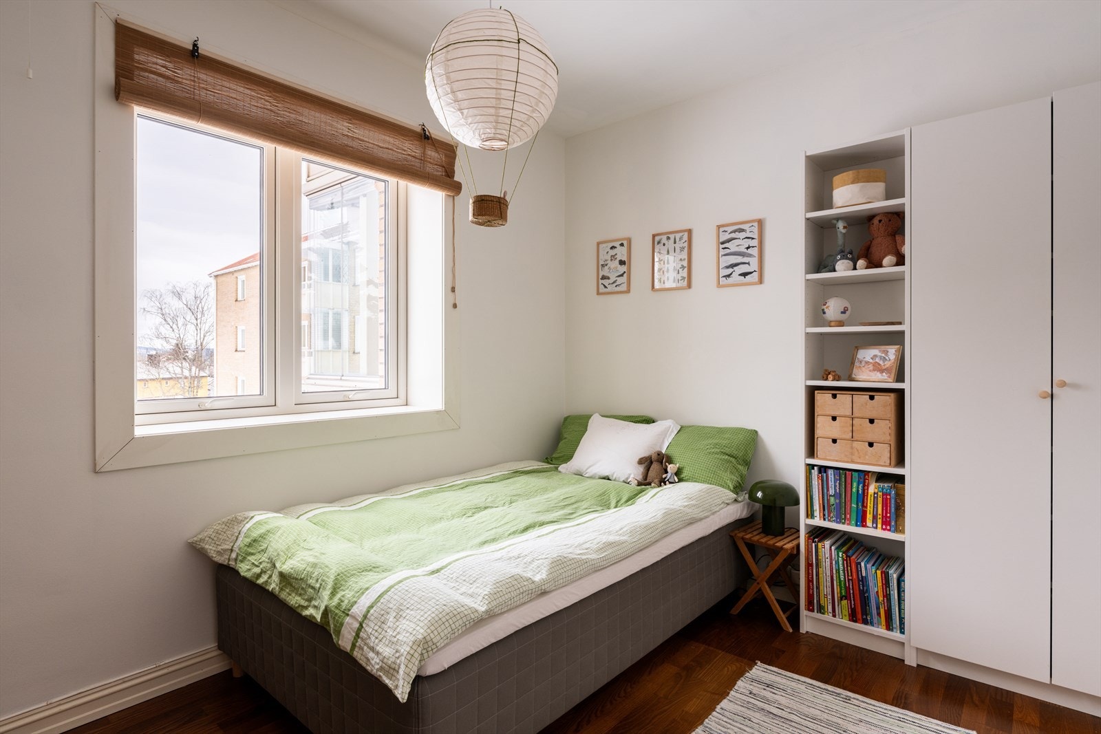 Leilighetens andre soverom egner seg godt som barnerom, gjesterom eller kontor. Galleribilde