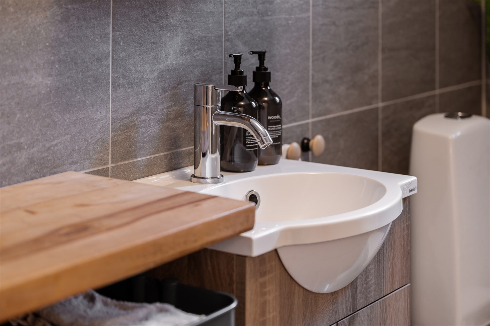 Innredningen består av servant med ettgreps kran, skap og speilskap. Galleribilde