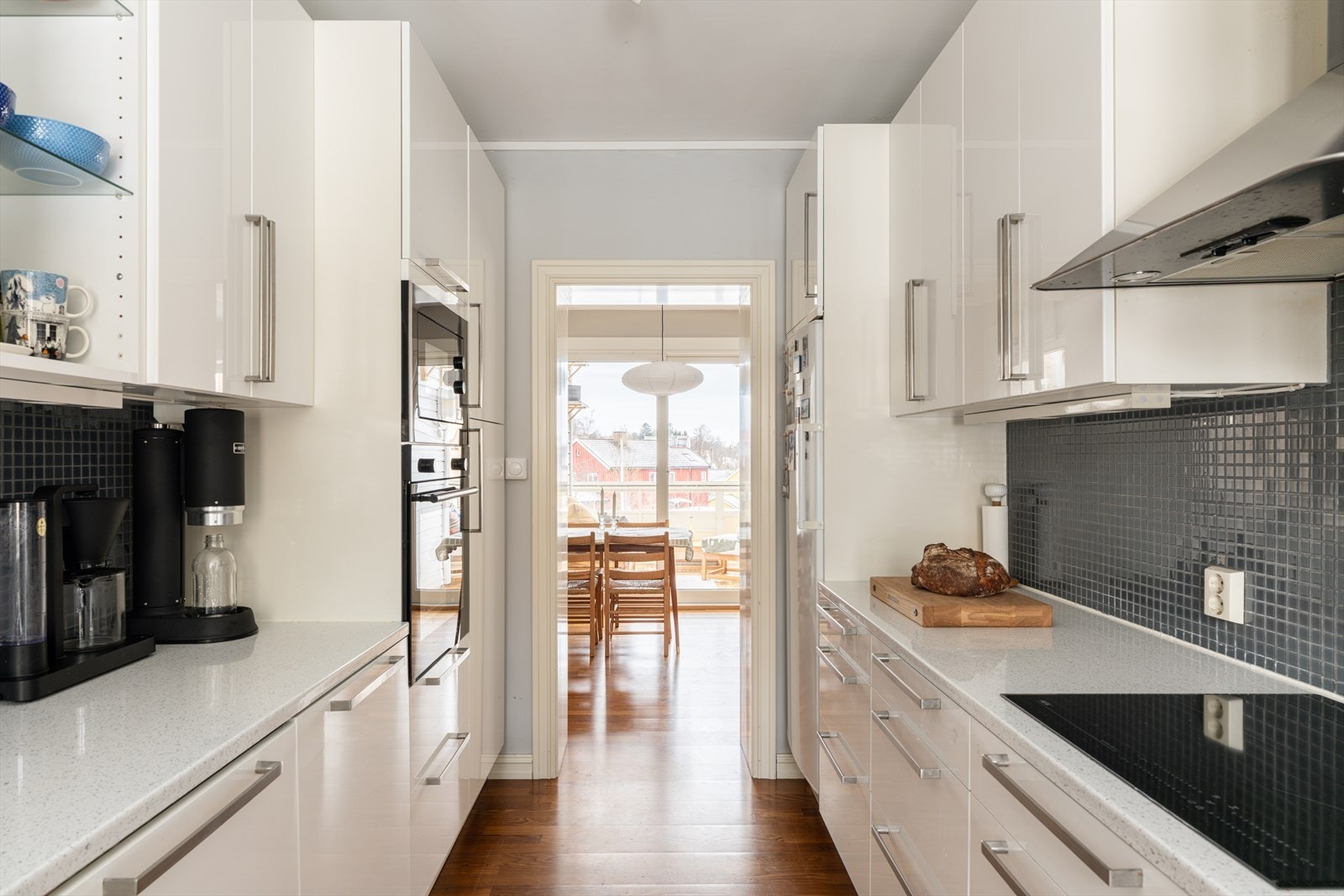 Kjøkkenet er et separat rom, men med kort vei til spiseplassen i stuen. Galleribilde