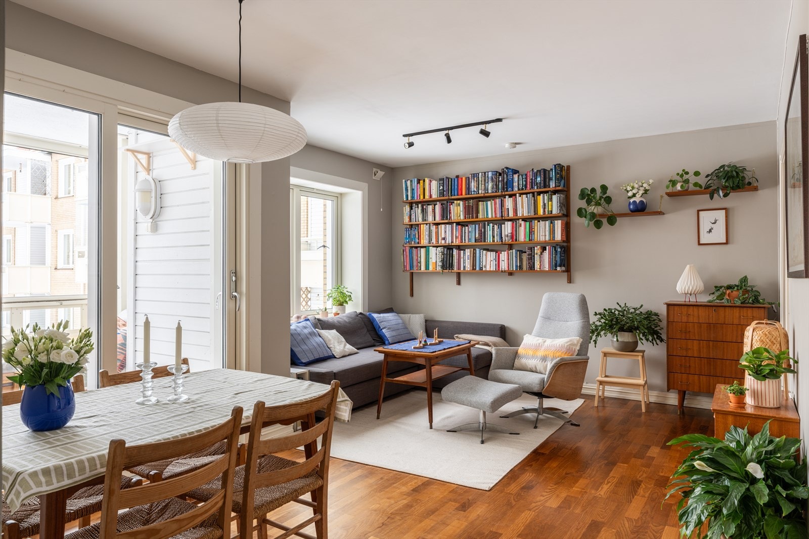 Anya Martinsen v. Emera Eiendomsmegling ønsker velkommen til Enoks vei 11. Foto: Joakim Karlsen Galleribilde