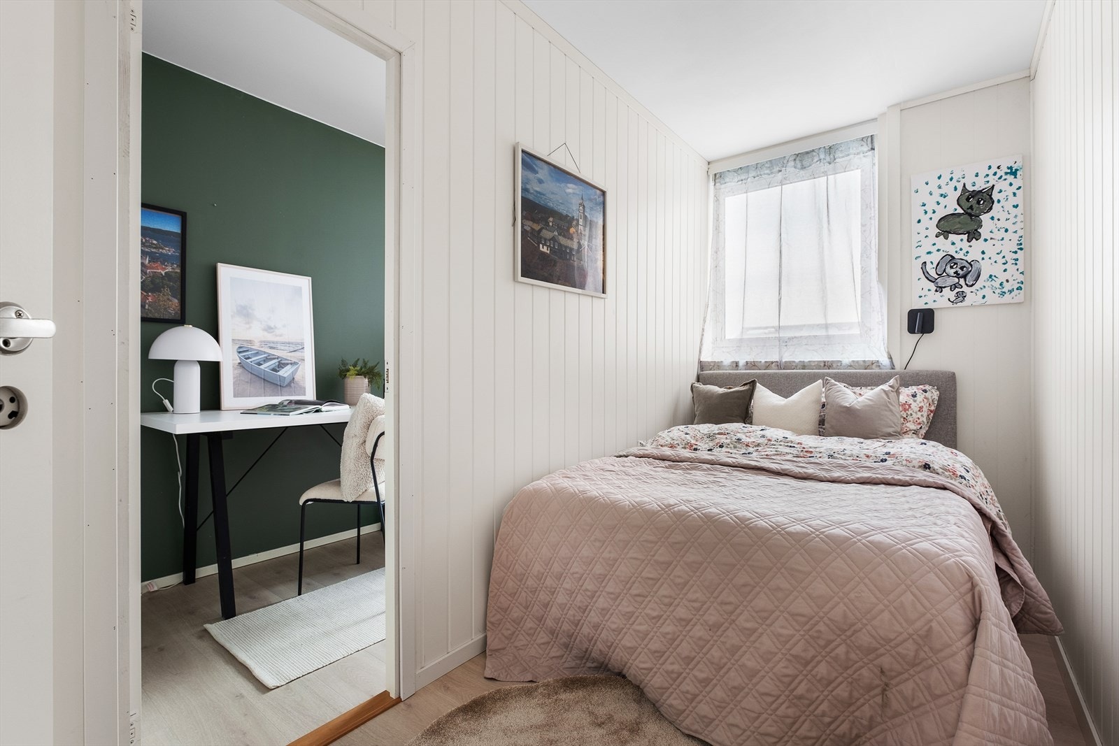 Dagens eier har delt opp det som tidligere var ett stort soverom i to, en endring som det er mulig å tilbakeføre om man ønsker original planløsning. Galleribilde