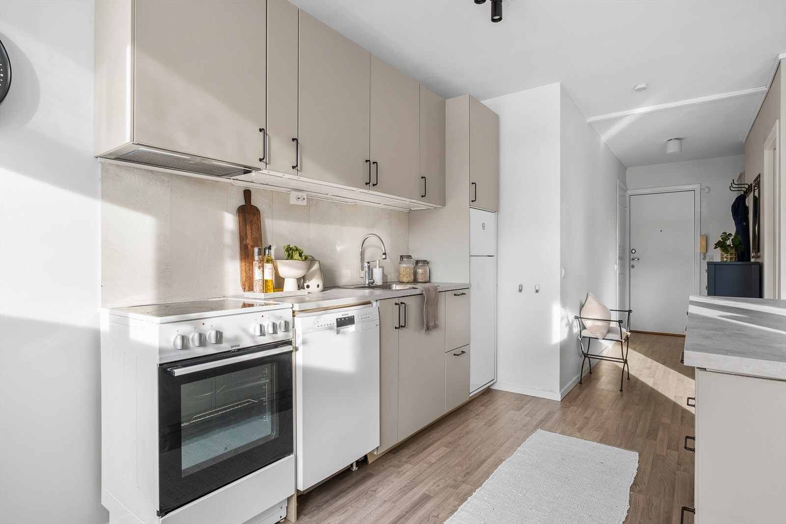 Overflater og innredning på kjøkkenet er vurdert til TG1 av takstmann. Galleribilde