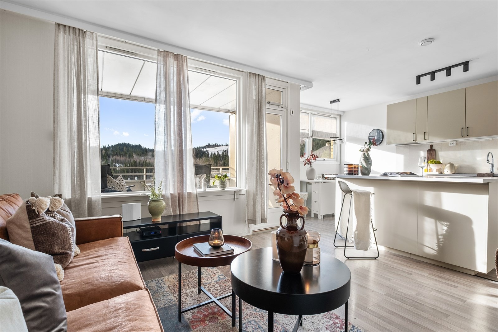 Velkommen til Øvre Flatåsveg 37A - en pent oppgradert 3-roms med fin beliggenhet i 2. etasje og utmerkede solforhold. Galleribilde