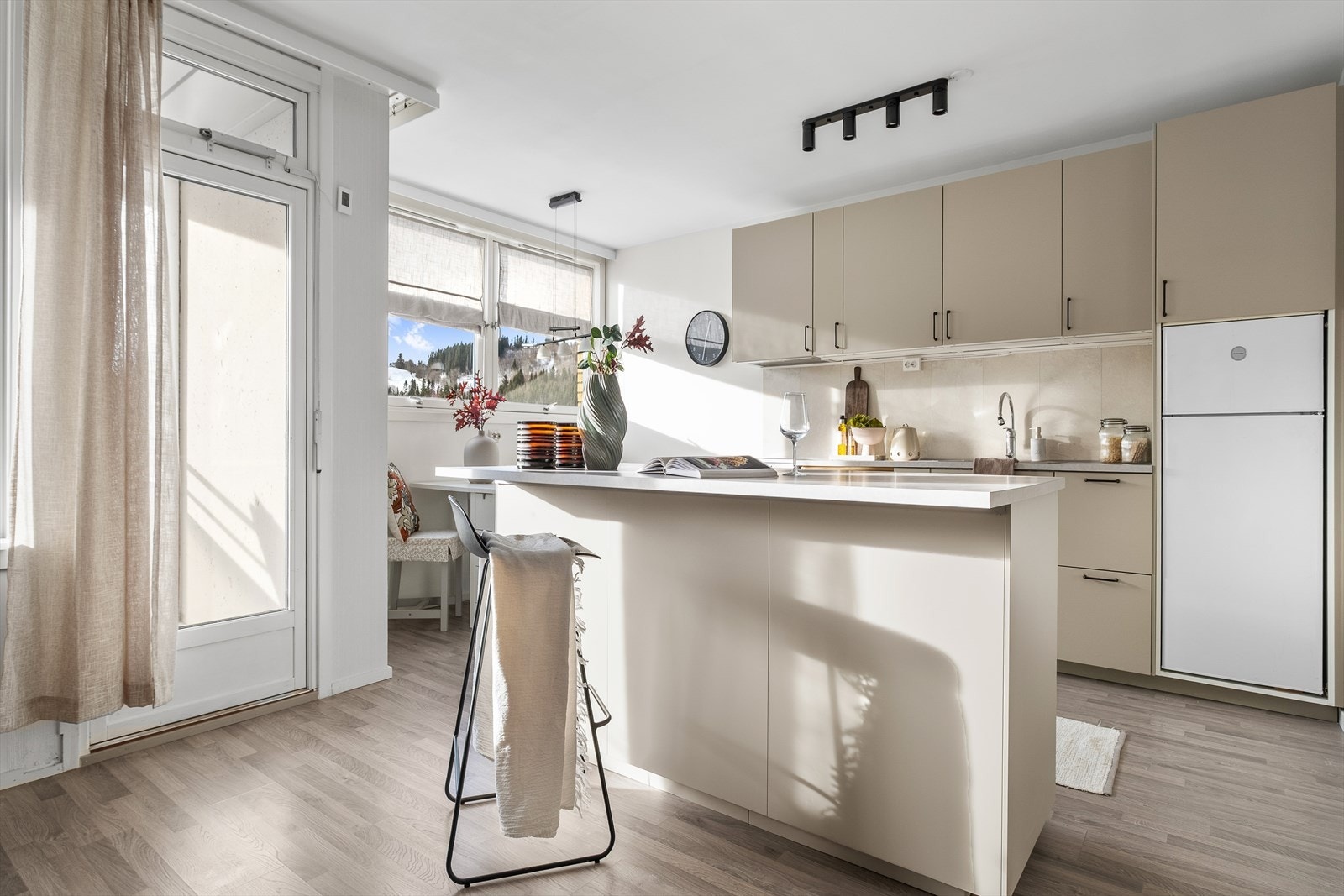 Leiligheten strekker seg over totalt 56 m² BRA-i med blant annet romslig åpen stue- og kjøkkenløsning. Galleribilde