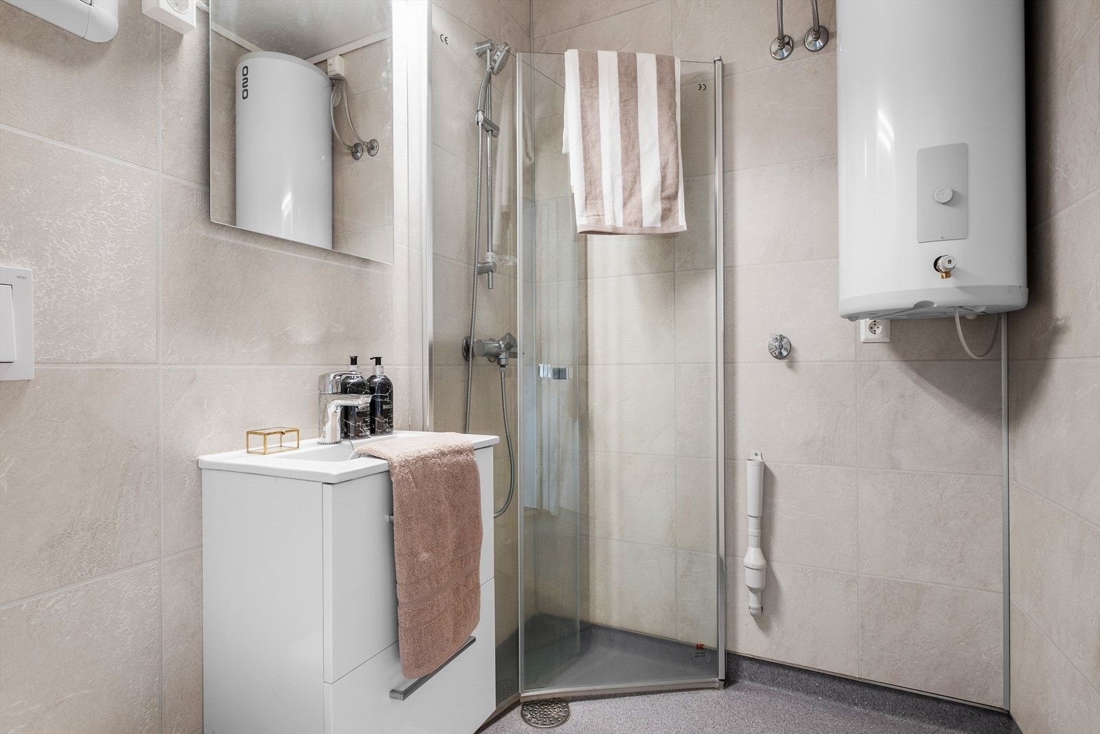 Badet er pusset opp i 2024 med blant annet nytt sluk, rør-i-rør system, nye overflater og ny innredning, opplyser selger. Galleribilde