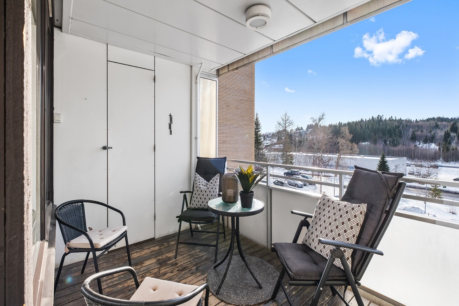 Balkongen har et areal på 7 m² med god plass til møblering etter eget ønske. Det er tillatt å benytte seg av både gass og elektrisk grill i borettslaget. Galleribilde