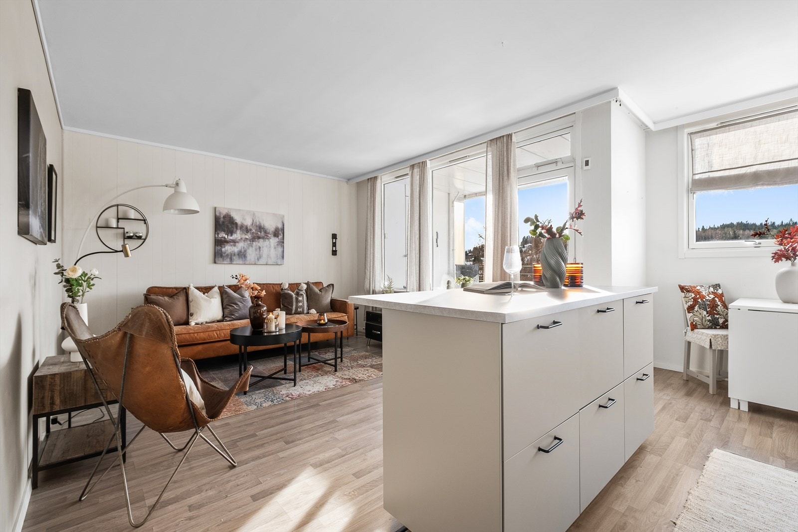 Fra stuen har du adkomst til en solrik og usjernet balkong som ligger vendt mot sørvest og byr på gode solforhold. Galleribilde