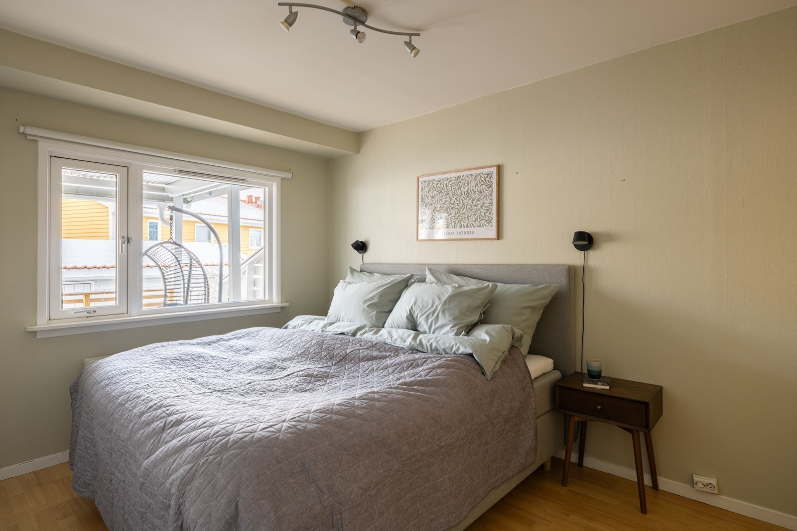 Et av etasjens tre soverom, med god plass til seng og oppbevaring. Galleribilde