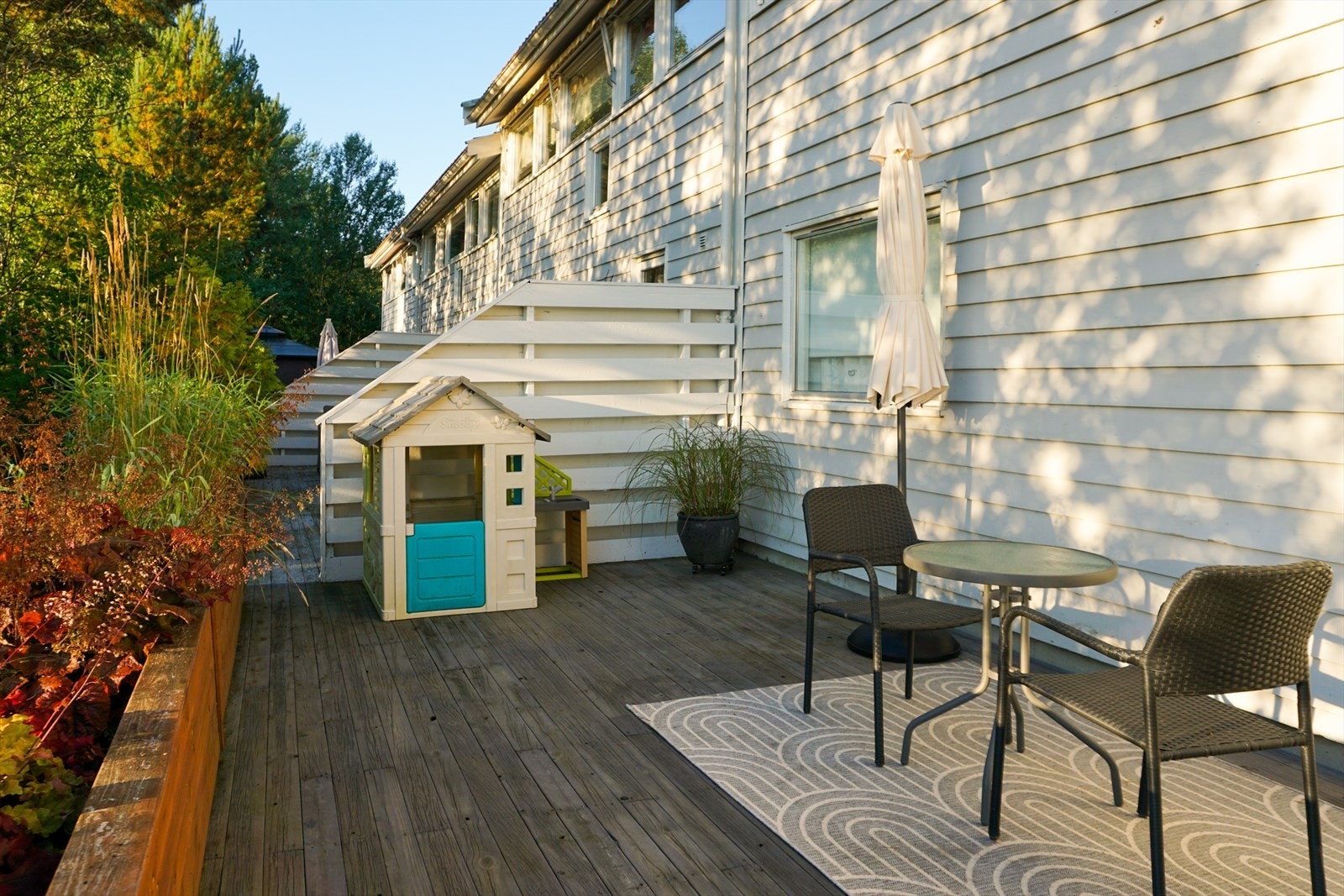 En usjenert og fin uteplass med adkomst fra ett av soverommene. Galleribilde