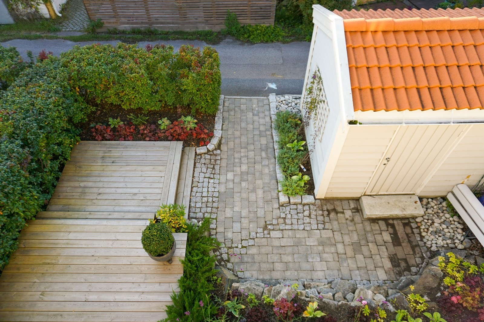 Det pent opparbeidede inngangspartiet sett ovenfra. Galleribilde