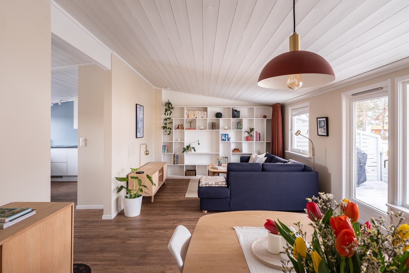 Stuen har en åpen og luftig atmosfære, forsterket av en mønt himling. Galleribilde