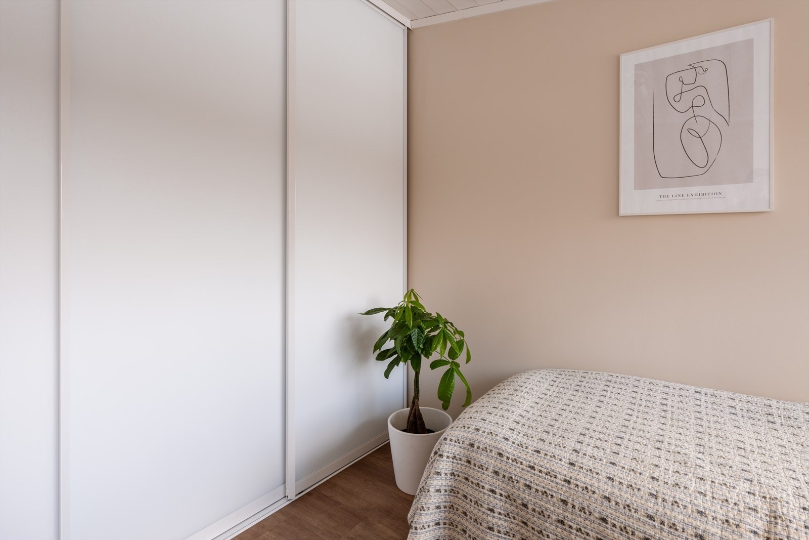 En ny skyvedørsgarderobe fra Garderobemekka ble installert i 2024. Galleribilde