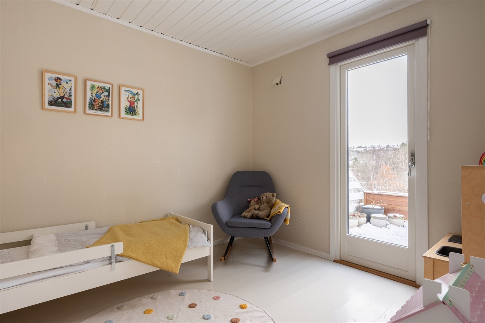 Fra ett av soverommene i første etasje er det direkte utgang til en stor, østvendt terrasse. Galleribilde