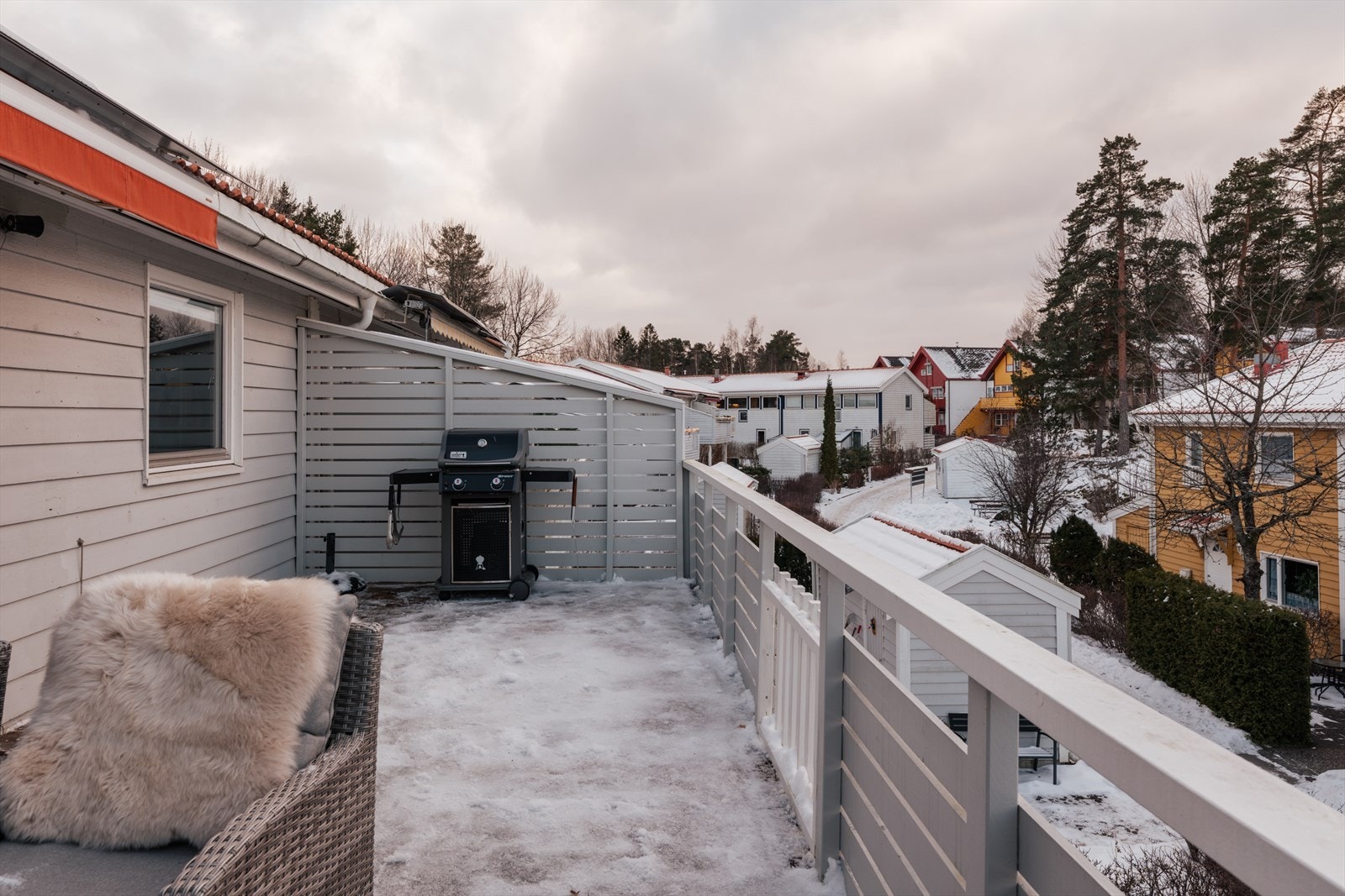 En elektrisk markise med fjernkontroll gir skjerming ved behov. Galleribilde