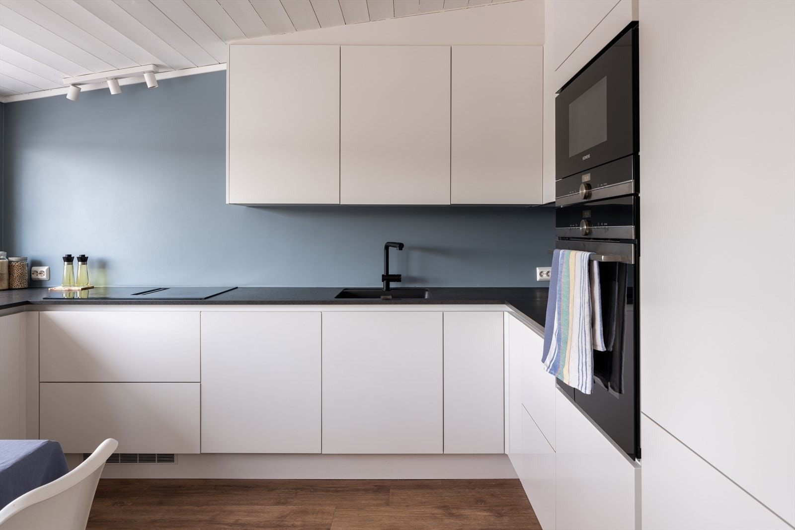 Alle hvitevarer er integrerte, inkludert stekeovn og mikrobølgeovn i ergonomisk høyde. Galleribilde