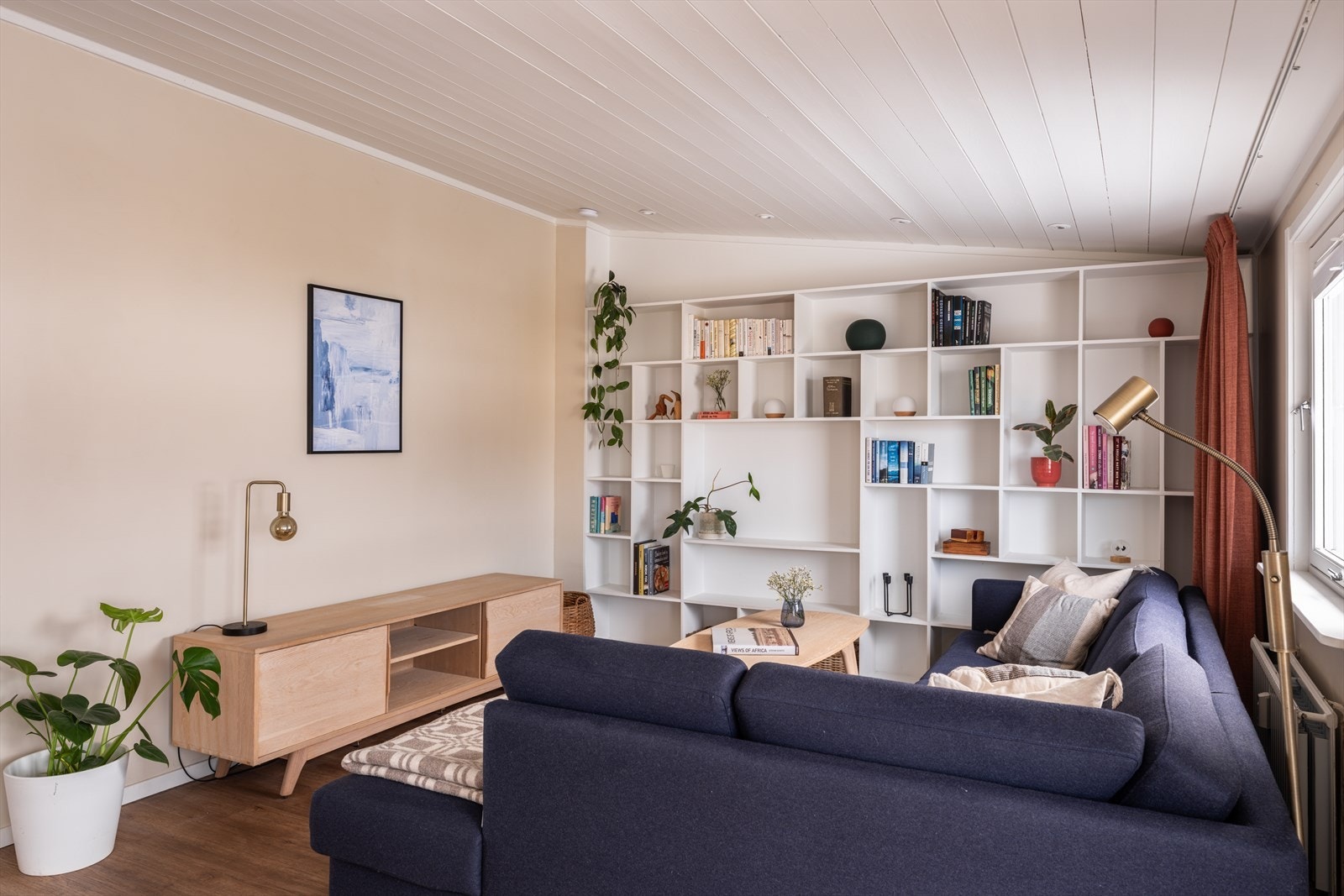 Det er installert downlights med dimmer for en behagelig belysning. Galleribilde