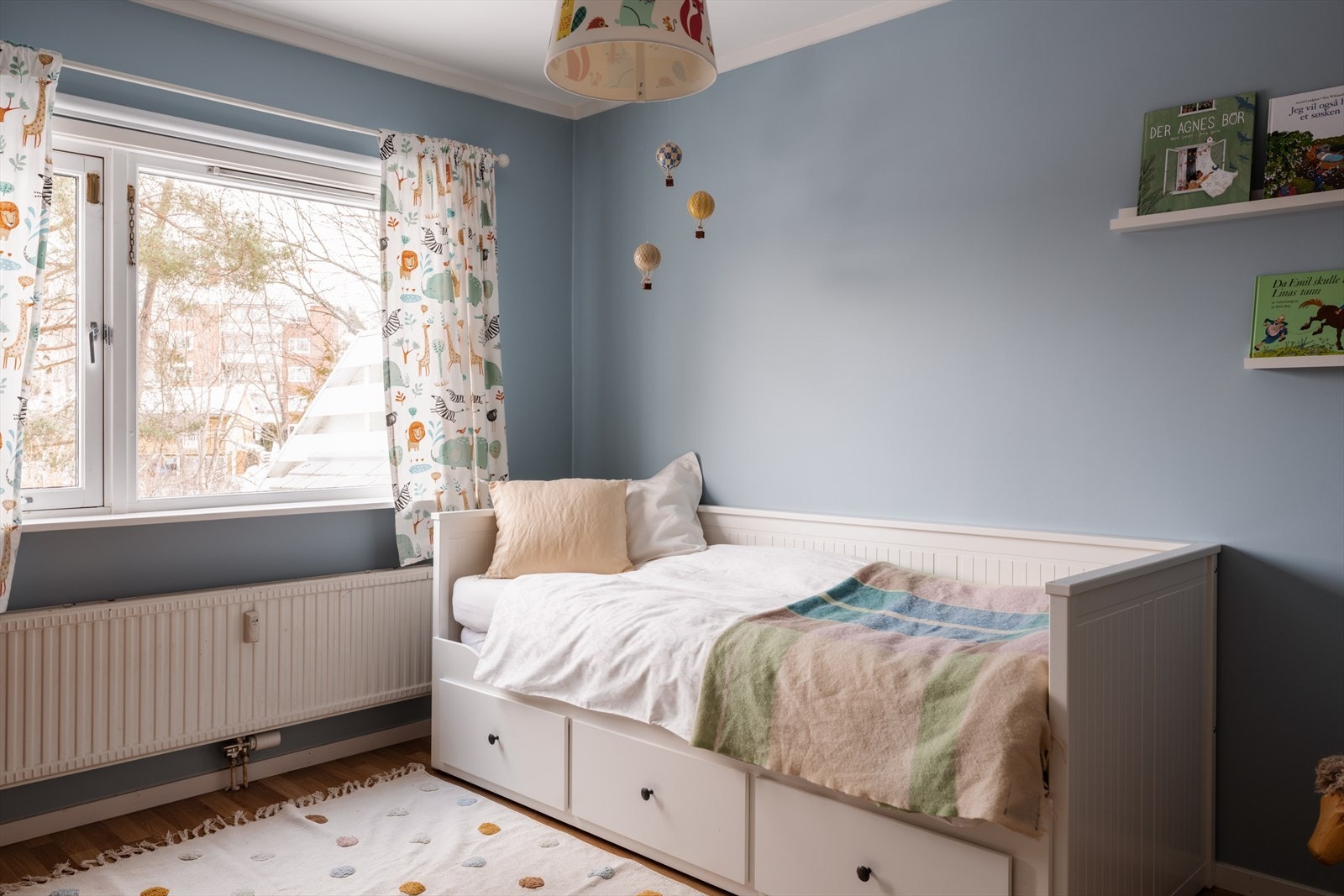 Oppvarming via radiatorer tilknyttet fjernvarme er inkludert i felleskostnadene. Galleribilde