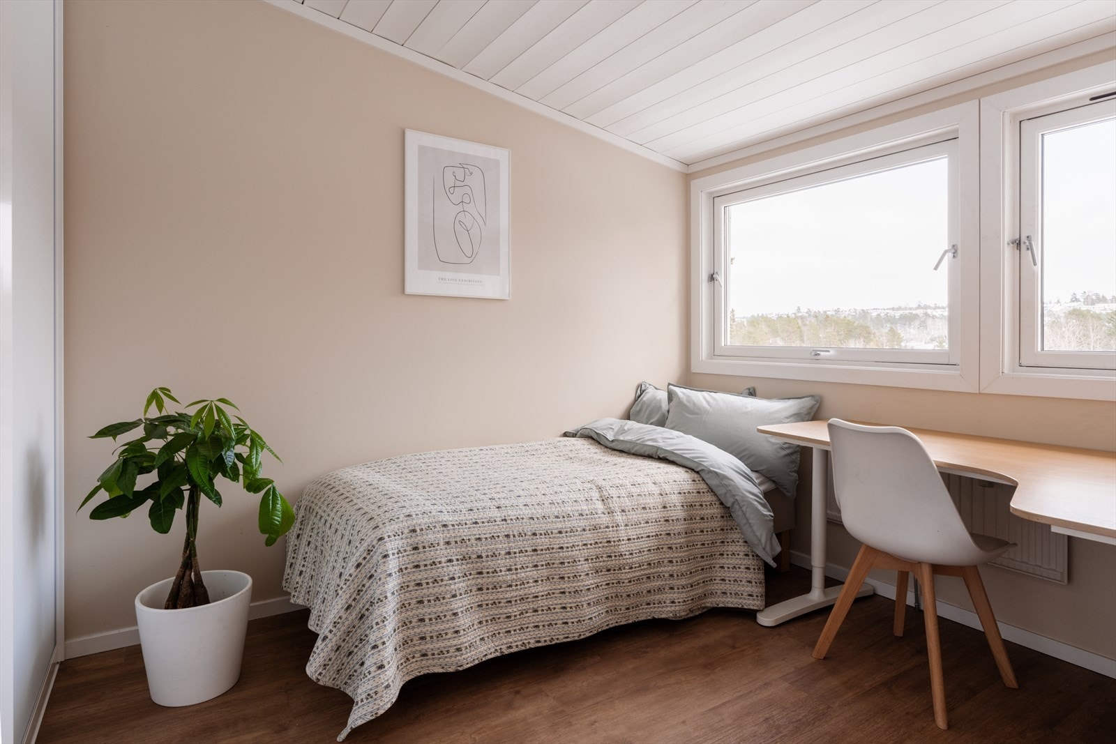 Også dette soverommet har overflater fra 2021, med korkvinyl på gulv og malte vegger. Galleribilde