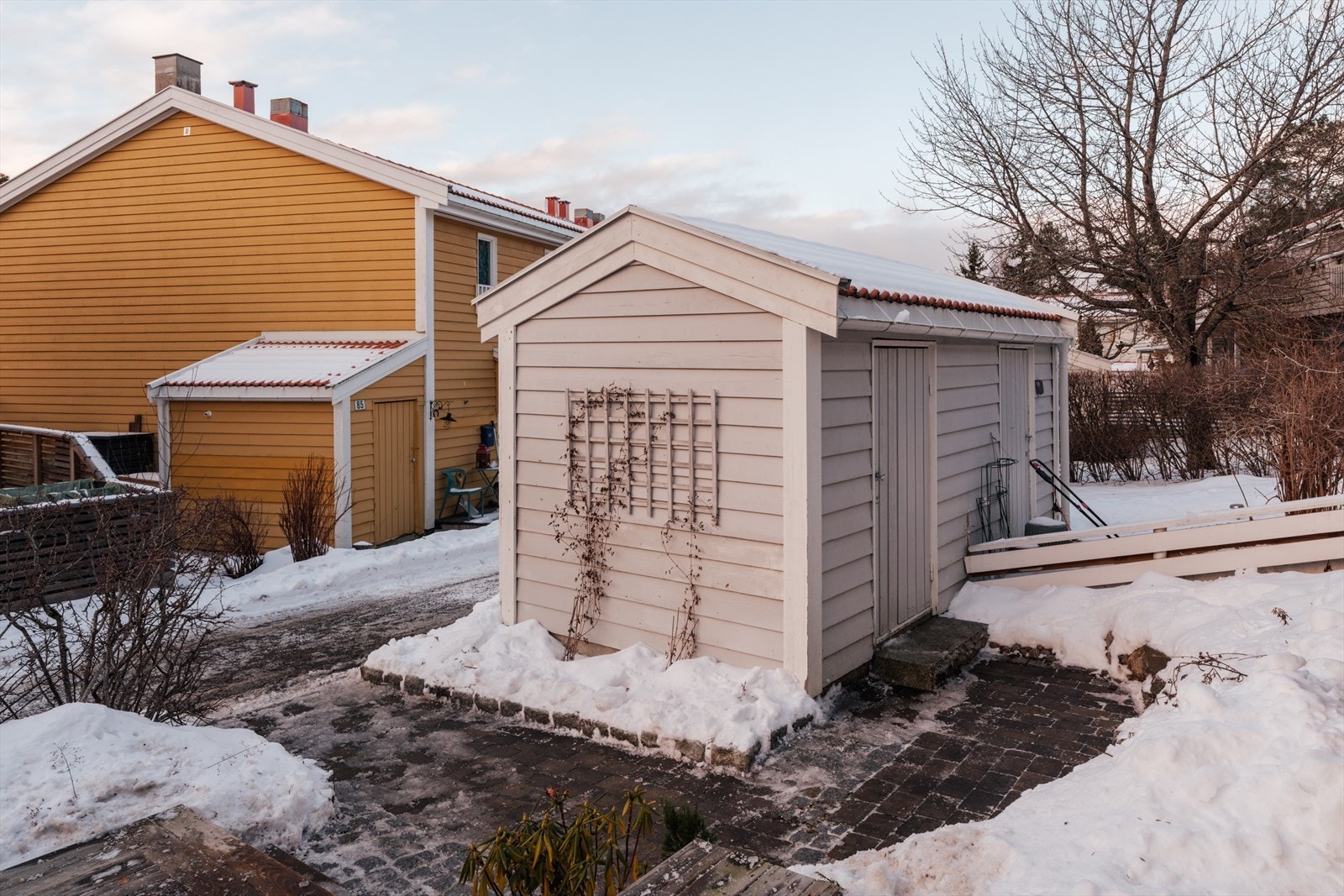Det medfølger en utvendig, uisolert bod på ca. 4 m² med innlagt lys og strøm. Galleribilde